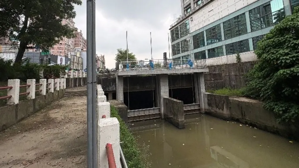 水利局在四季台安旁設置K幹線閘門。（圖/高市水利局提供）