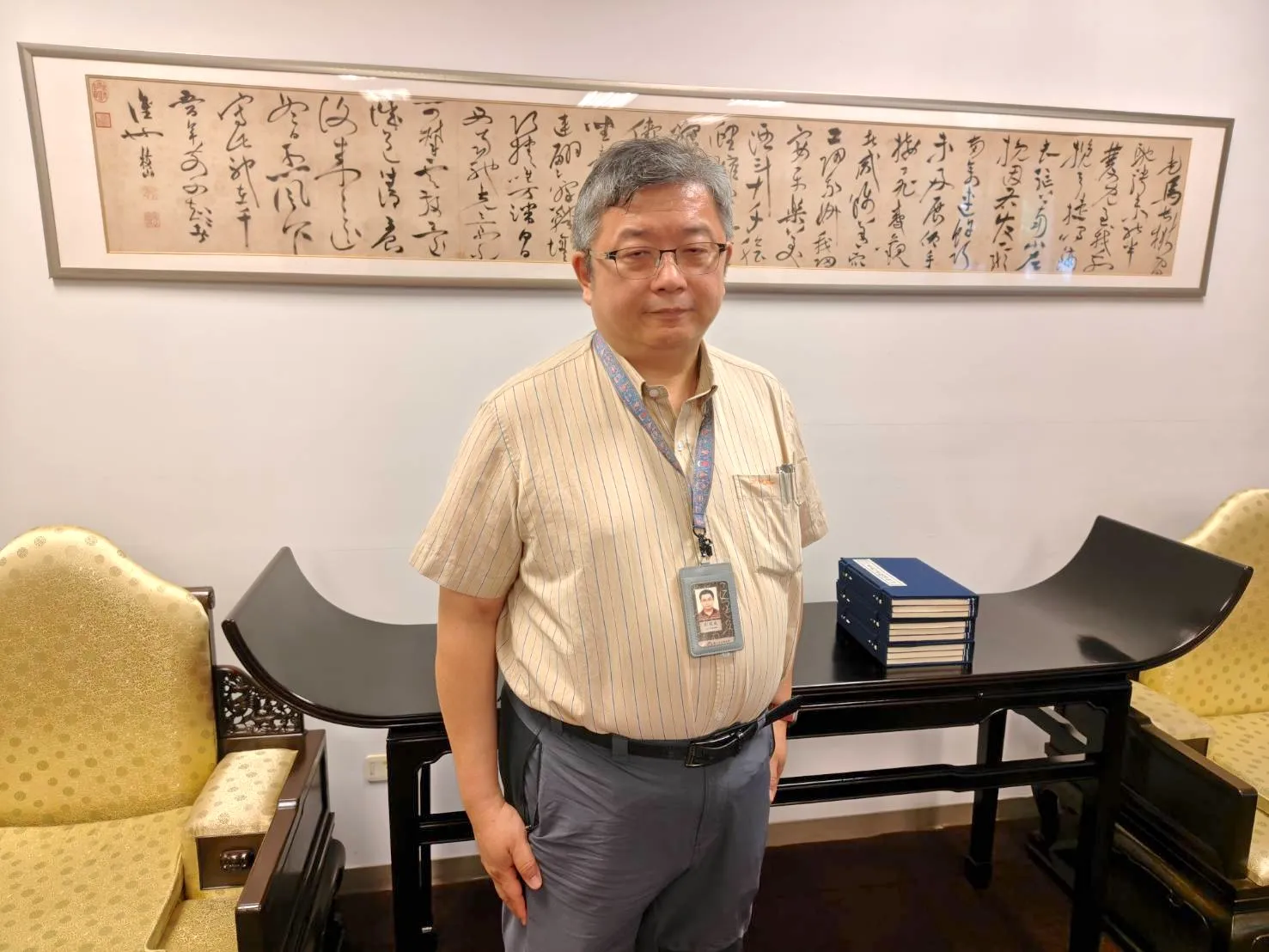 《龍藏經》特展策展人、書畫文獻處研究員兼科長劉國威接受《風傳媒》專訪。（楊騰凱攝）