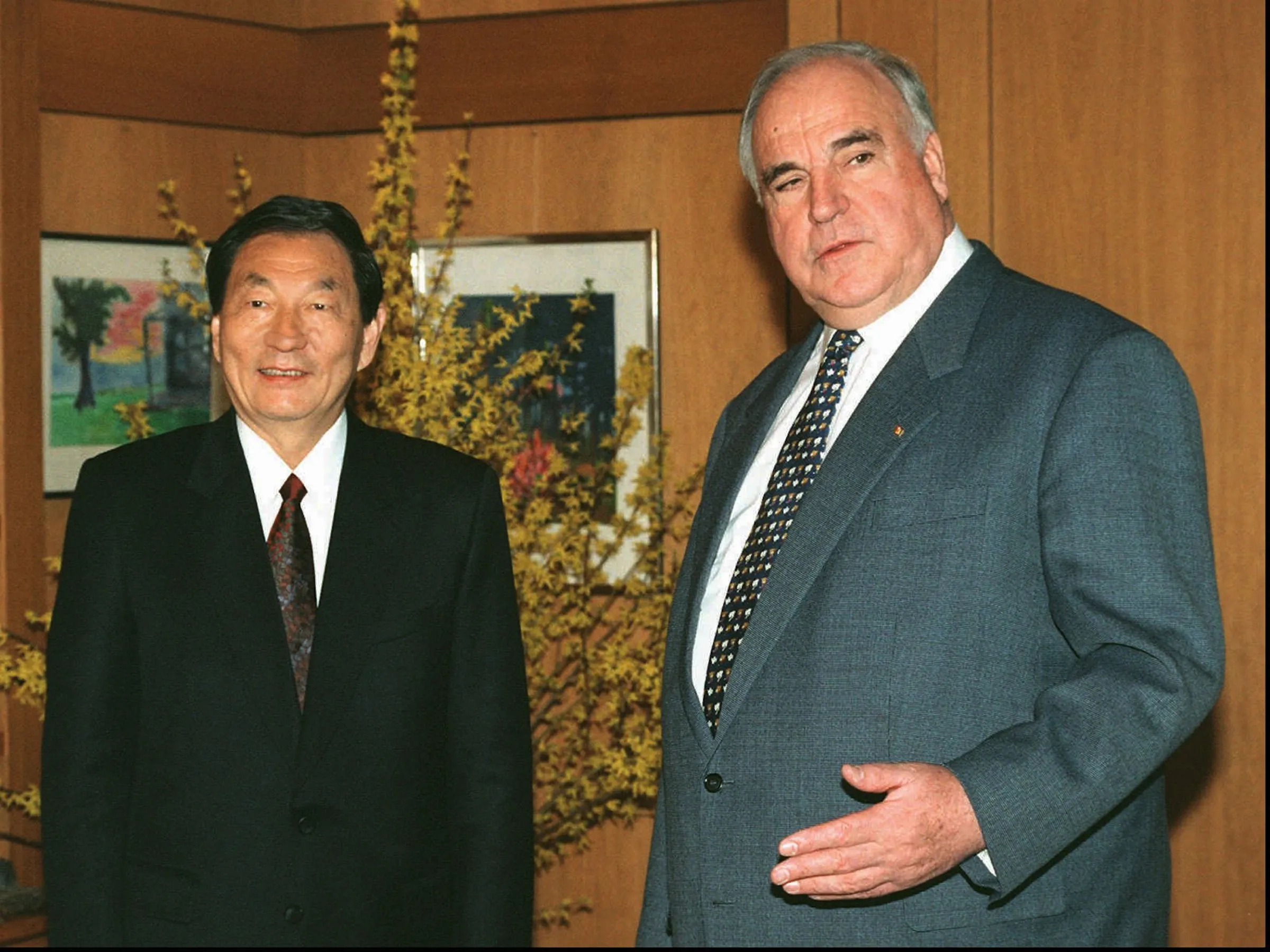 1996年2月9日，時任德國總理柯爾（右）在波昂會見時任中國國務院副總理朱鎔基。（美聯社）