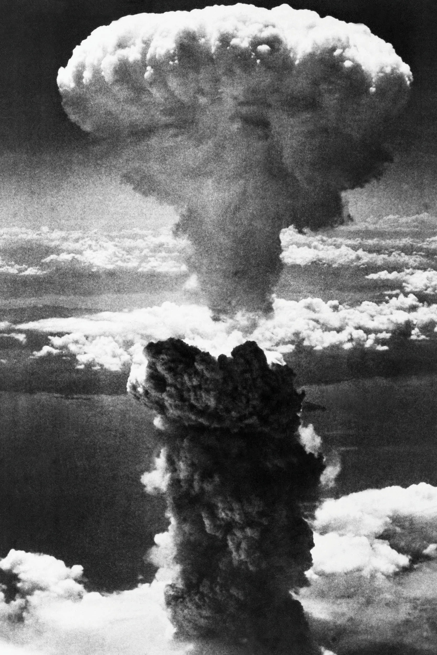 1945年8月9日，美軍在日本長崎投下第二顆原子彈後，升起巨大的煙柱。（美聯社）