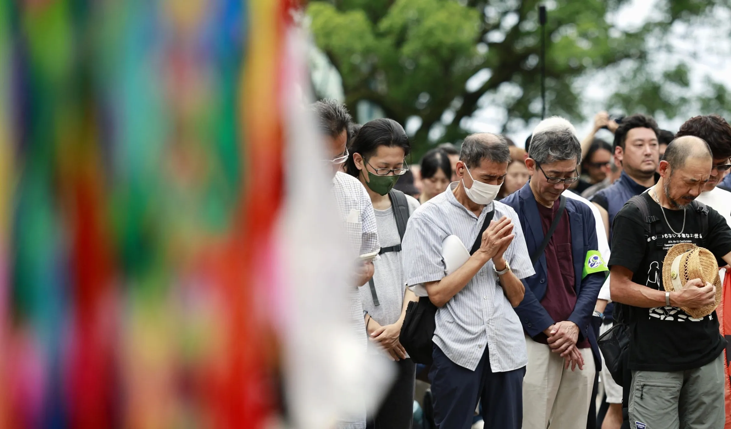 2026年8月9日，在日本長崎和平公園，人們為原子彈爆炸81週年默哀。（美聯社）