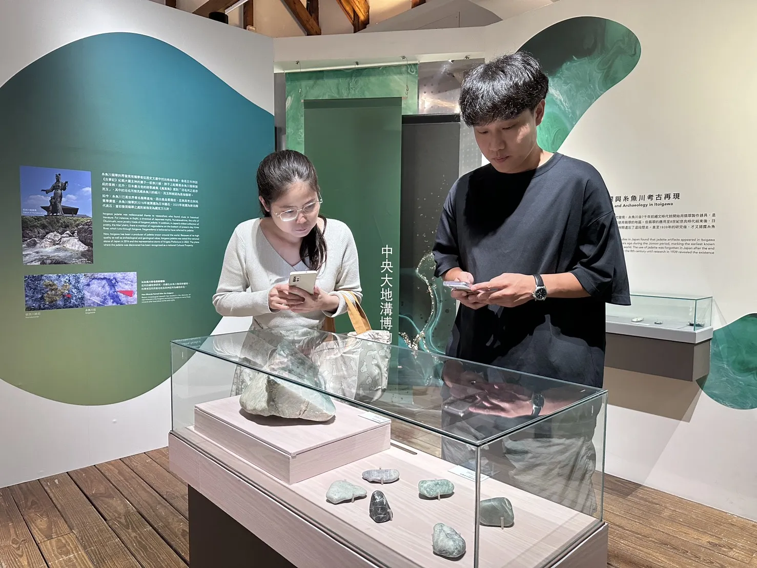 展場陳列來自國內外的礦物標本，帶領觀眾認識石頭的故事。（圖/新北市立黃金博物館）