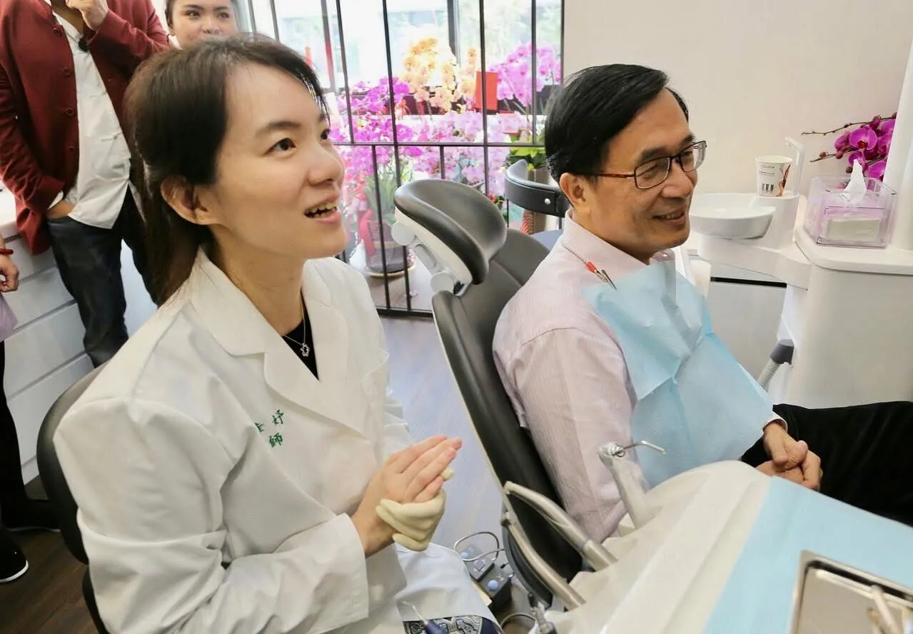 前總統陳水扁（右）千金陳幸妤（右）留下1星負評揭開與趙建銘離婚消息後，疑似趙建銘透過診所Google業主帳號回擊，直言「她寫的完全不是事實」、「懶得回覆」，婚變風波持續延燒。（圖／翻攝自陳水扁臉書《陳水扁新勇哥物語》）