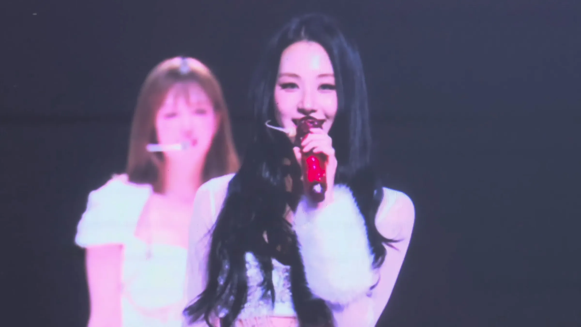 TWICE再爆成員出，走彩（右）瑛宣布結束與JYP娛樂長達14年的合作，未來將以「LIL FANTASY」展開個人音樂活動；她同時強調不會退出TWICE，團體行程仍會照常參與，也讓不少粉絲關心子瑜的簽約進度。（記者張一笙攝）