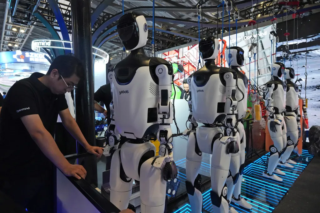 中國AI展攤位上廠商展示多款人形機器人。（美聯社）
