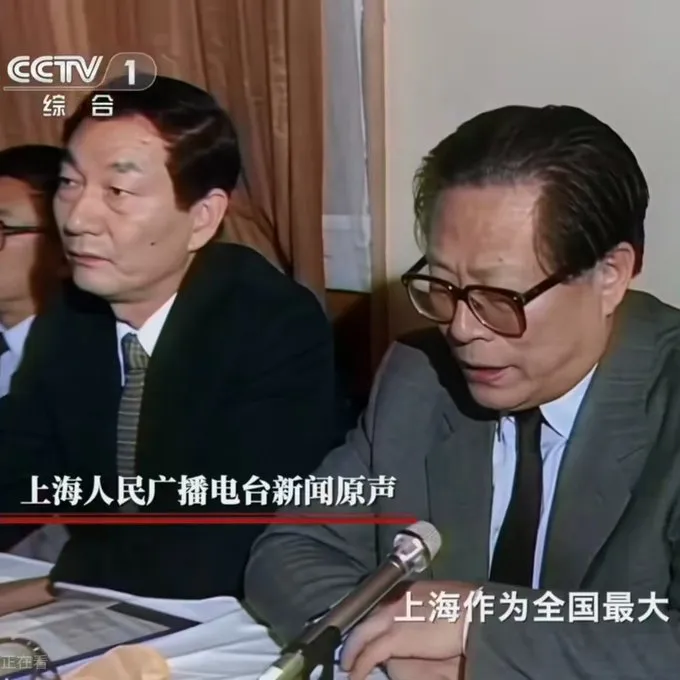 朱鎔基與江澤民在上海一起工作時候的場面。（翻攝自中國央視熱播的《江澤民》紀錄片）