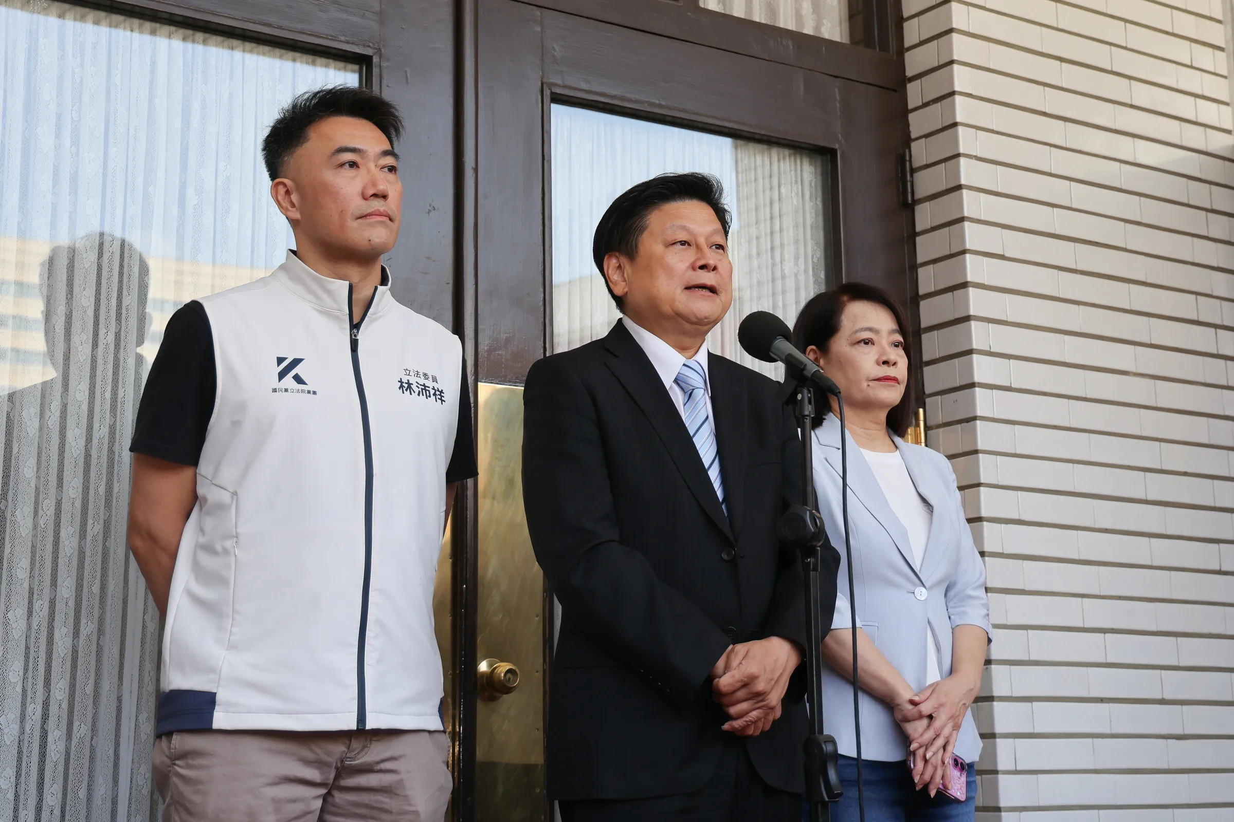 20260814-立法院議場針對包含總預算等案進行黨團協商，圖為國民黨立院黨團總召傅崐萁、書記長林沛祥和副書記長許宇甄於議場外進行輿情回應。（陳品佑攝）