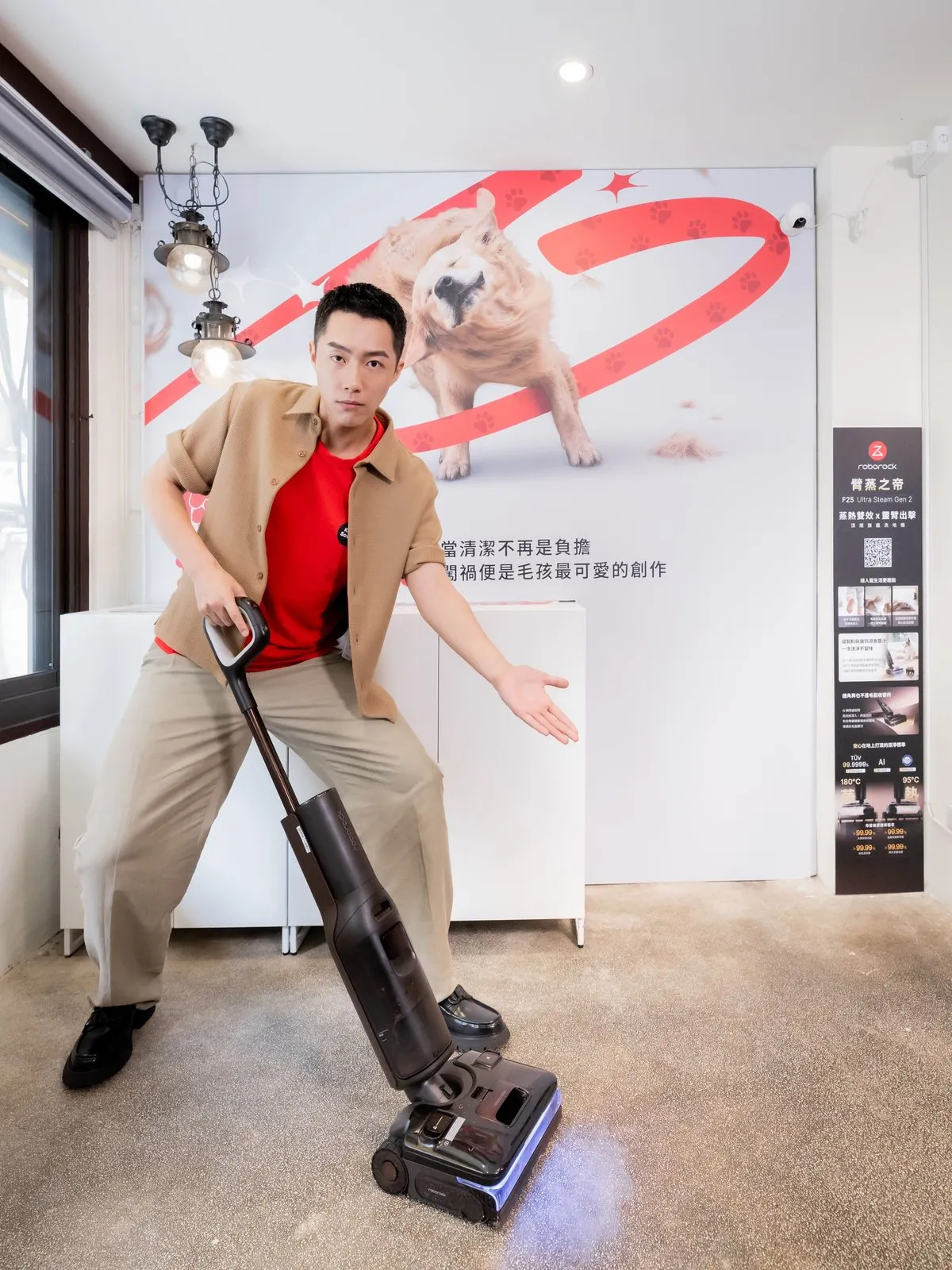 蔡凡熙現場示範石頭科技 F25 Ultra Steam Gen 2 「臂蒸之帝」操作，輕鬆搞定毛孩留下的各種污漬，化身優雅清潔達人。