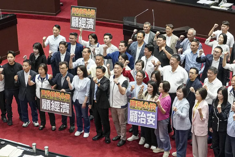 Kuomintang lawmakers rally at Taiwan's Legislative Yuan on August 14, holding signs reading "caning referendum, protect public safety" as the legislature took up the proposal. (CNA)