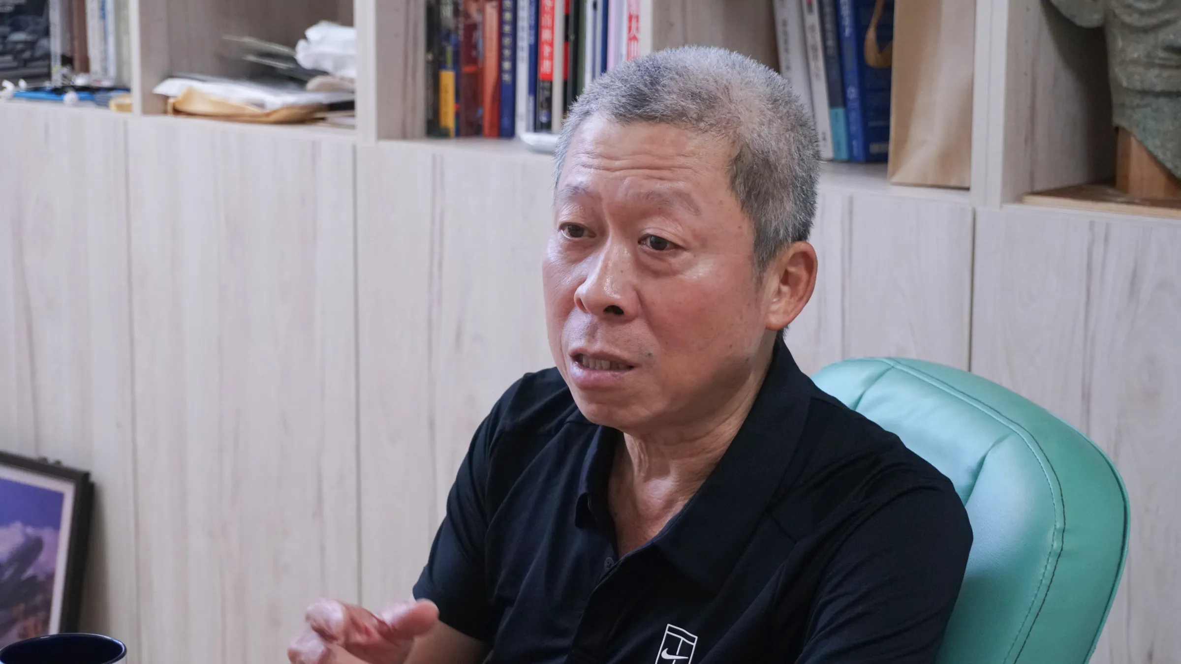 台湾のドローン政策をめぐり、中科院航空研究所の齊立平・元所長は「膨大な数量の陰に隠れがちな」三つの欠落を指摘した。写真は2026年8月13日、台中市で取材に応じる齊氏（蔡親傑撮影）