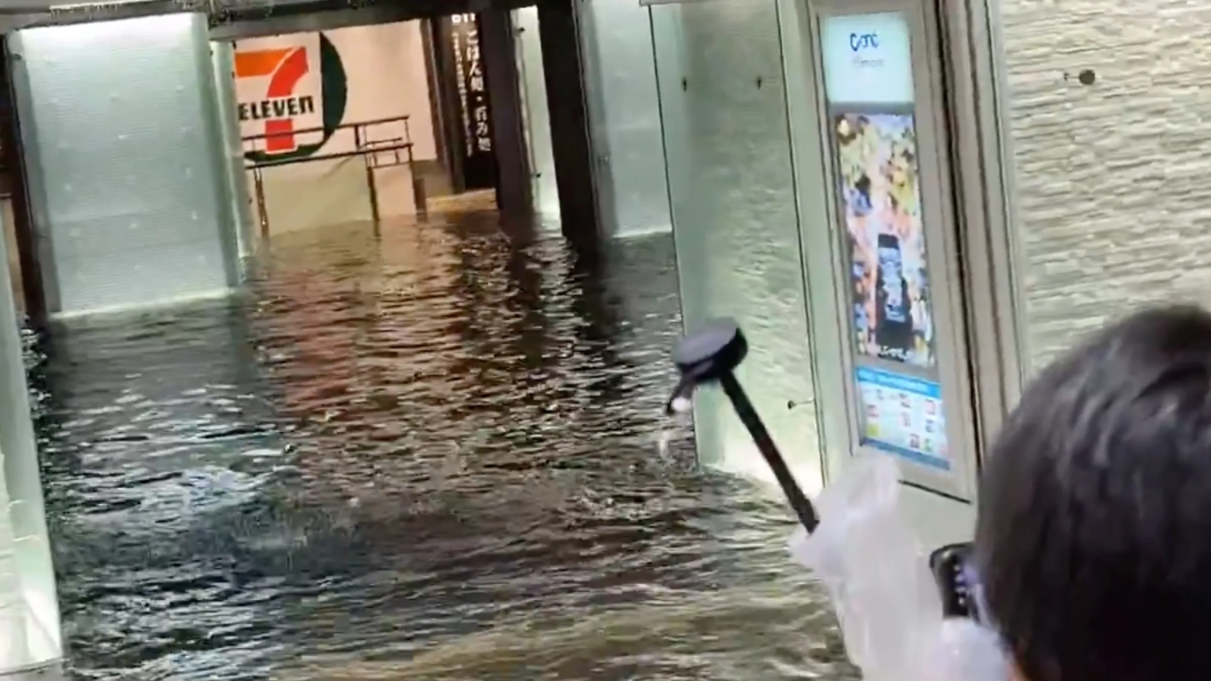 千葉車站外昨日晚間淹大水。（圖／翻攝自X）