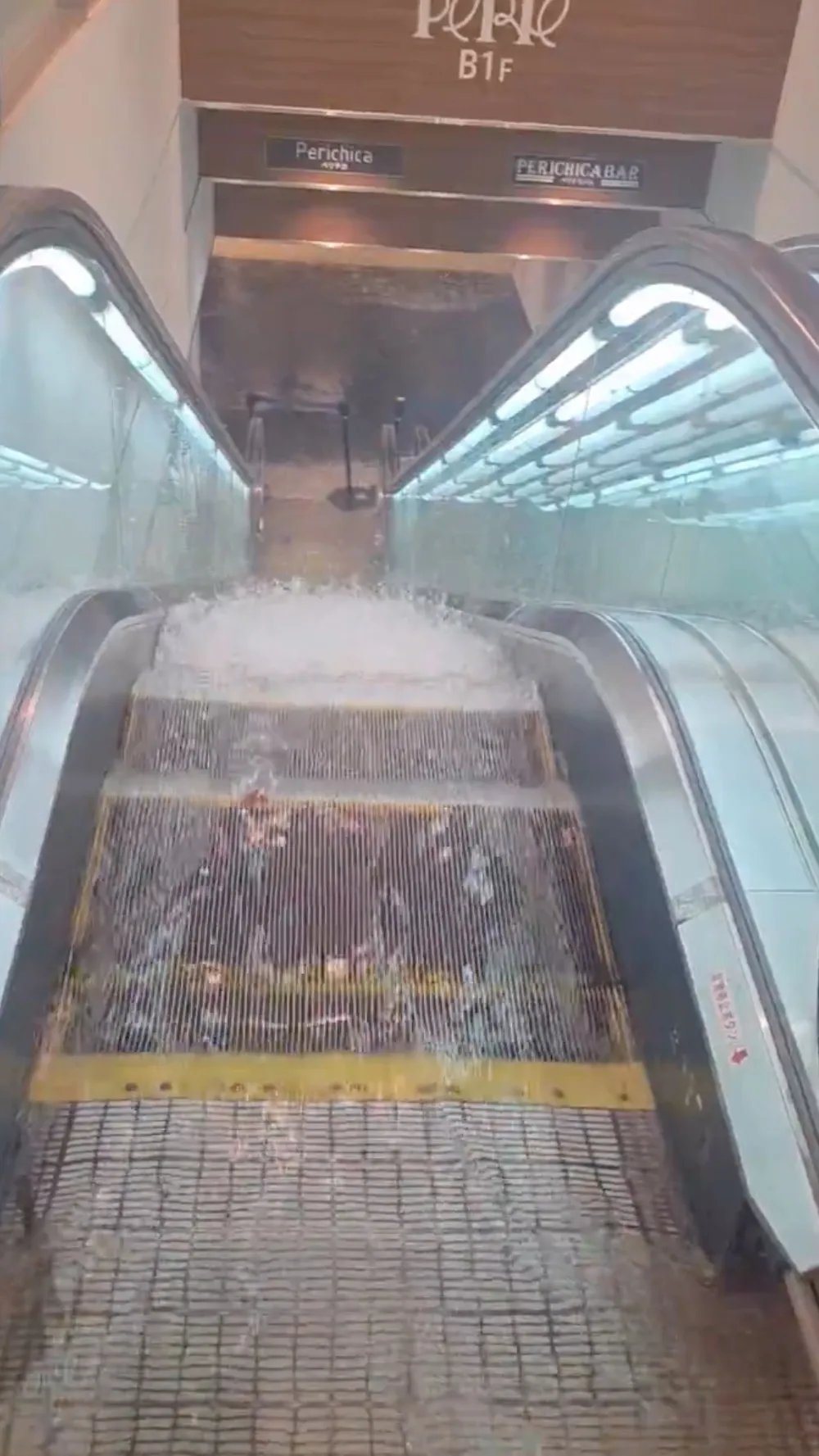 暴雨隨著電扶梯流進千葉車站。（圖／翻攝自X）