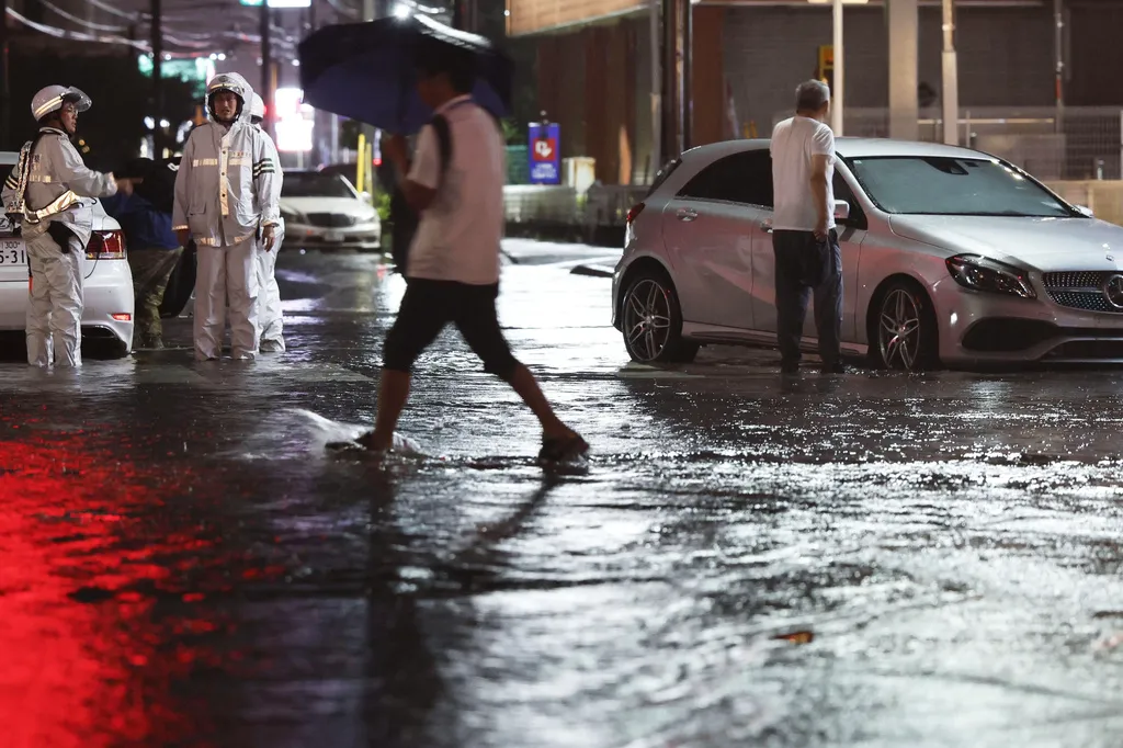 日本東部千葉縣遭遇豪大雨襲擊，當地出現大量淹水災情。（美聯社）