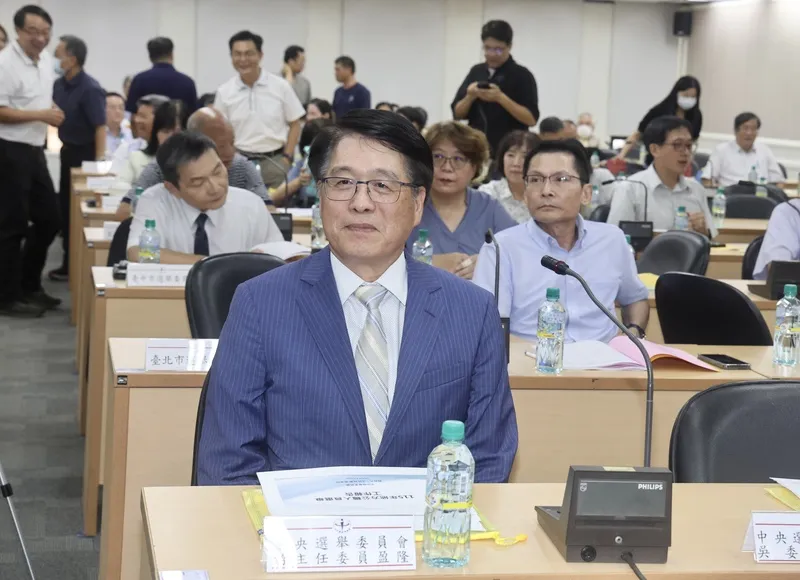 2026年8月14日，中選會在台北召開115年地方選舉業務會議，主委游盈隆（前）出席。（中央社）