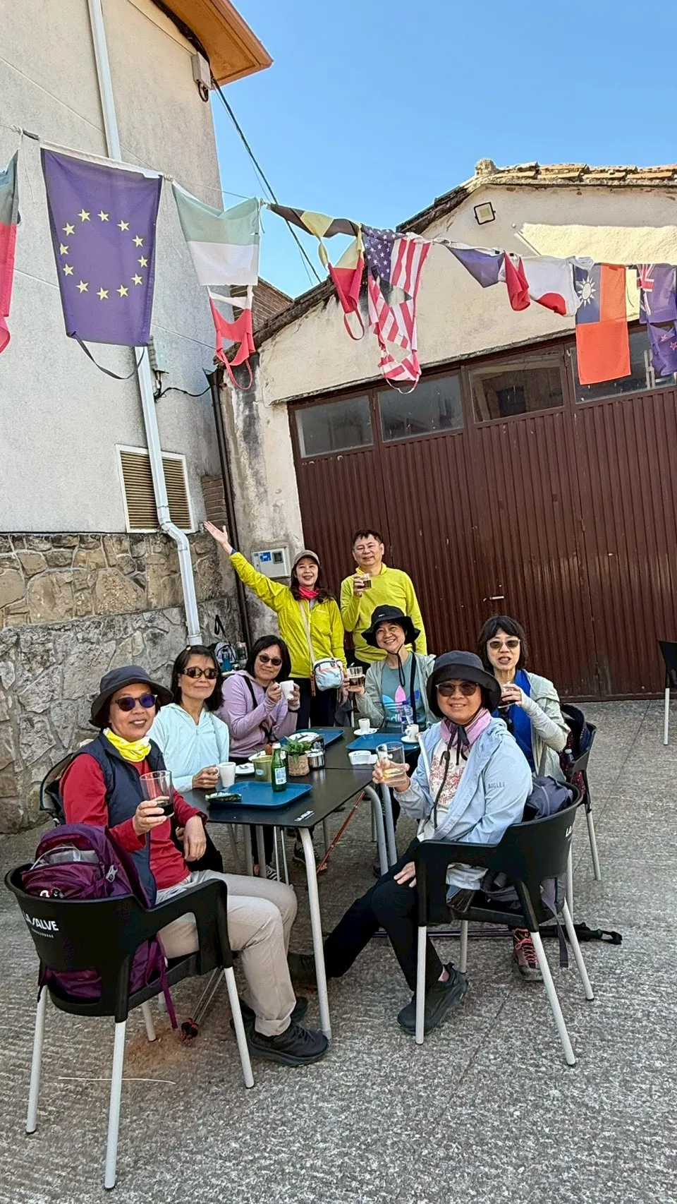 圖3：法國先生與比利時妻子經營的咖啡館廣場，有各國朝聖者掛的國旗，包括台灣（圖／徐懿慧攝）