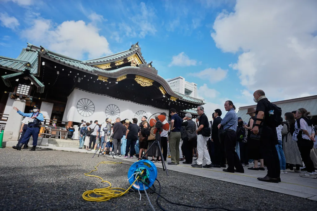 大批日本民眾湧入東京靖國神社悼念家人。（美聯社）