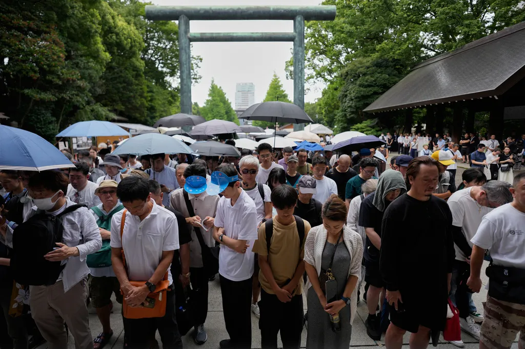 大批日本民眾湧入東京靖國神社悼念家人。（美聯社）