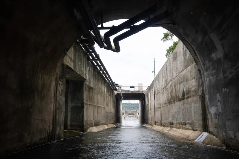石門水庫阿姆坪防淤隧道 石門水庫阿姆坪防淤隧道可作為輸泥管道、沖淤通道、運輸便道，可補足水庫高水位時無法陸挖、水力排砂沖淤數量，是讓石門水庫延長壽命的重要工程。圖為隧道出口。中央社記者謝佳璋桃園攝 115年8月16日