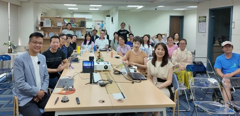 愛玩AI讀書會論壇在竹北登場，產官學專家與參與者齊聚交流，搶先掌握AI應用新趨勢。（圖／愛玩AI讀書會提供）