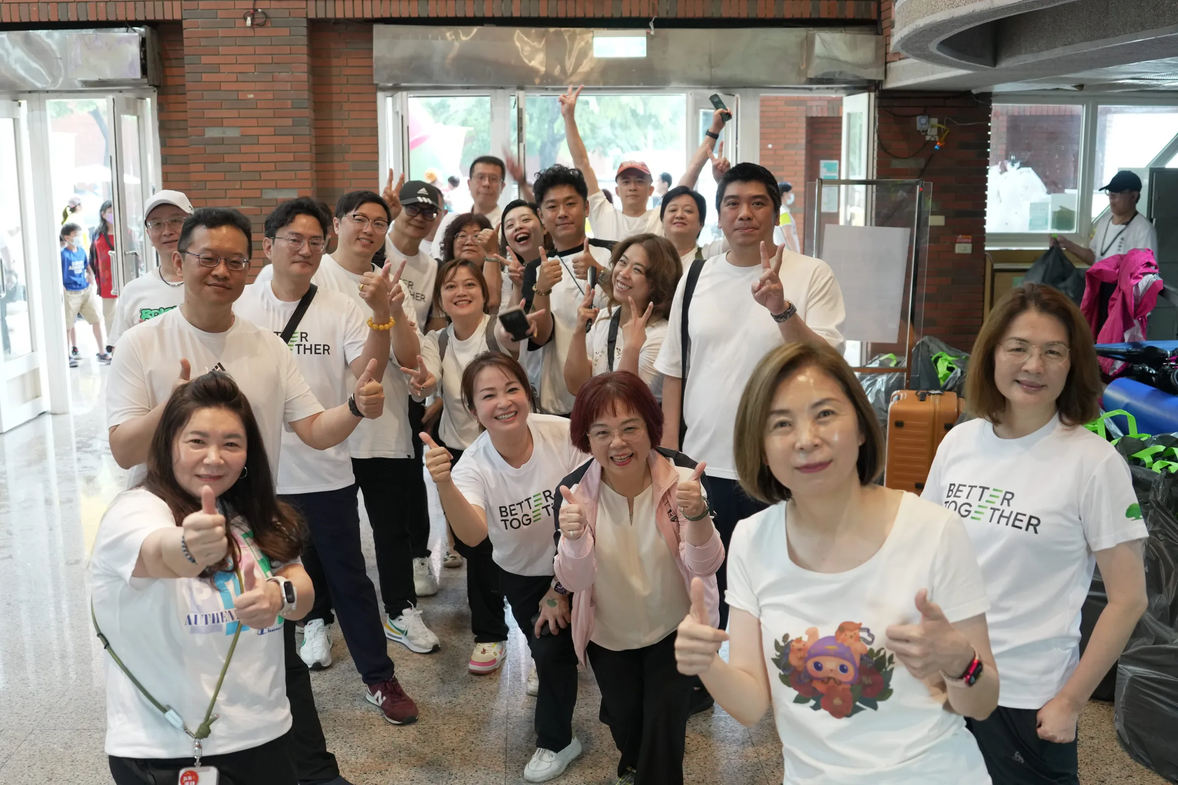 蘇鳳麗協理與21單位經理熱情互動，展現台南區部團隊活力與凝聚力。（圖/國泰人壽台南區提供）