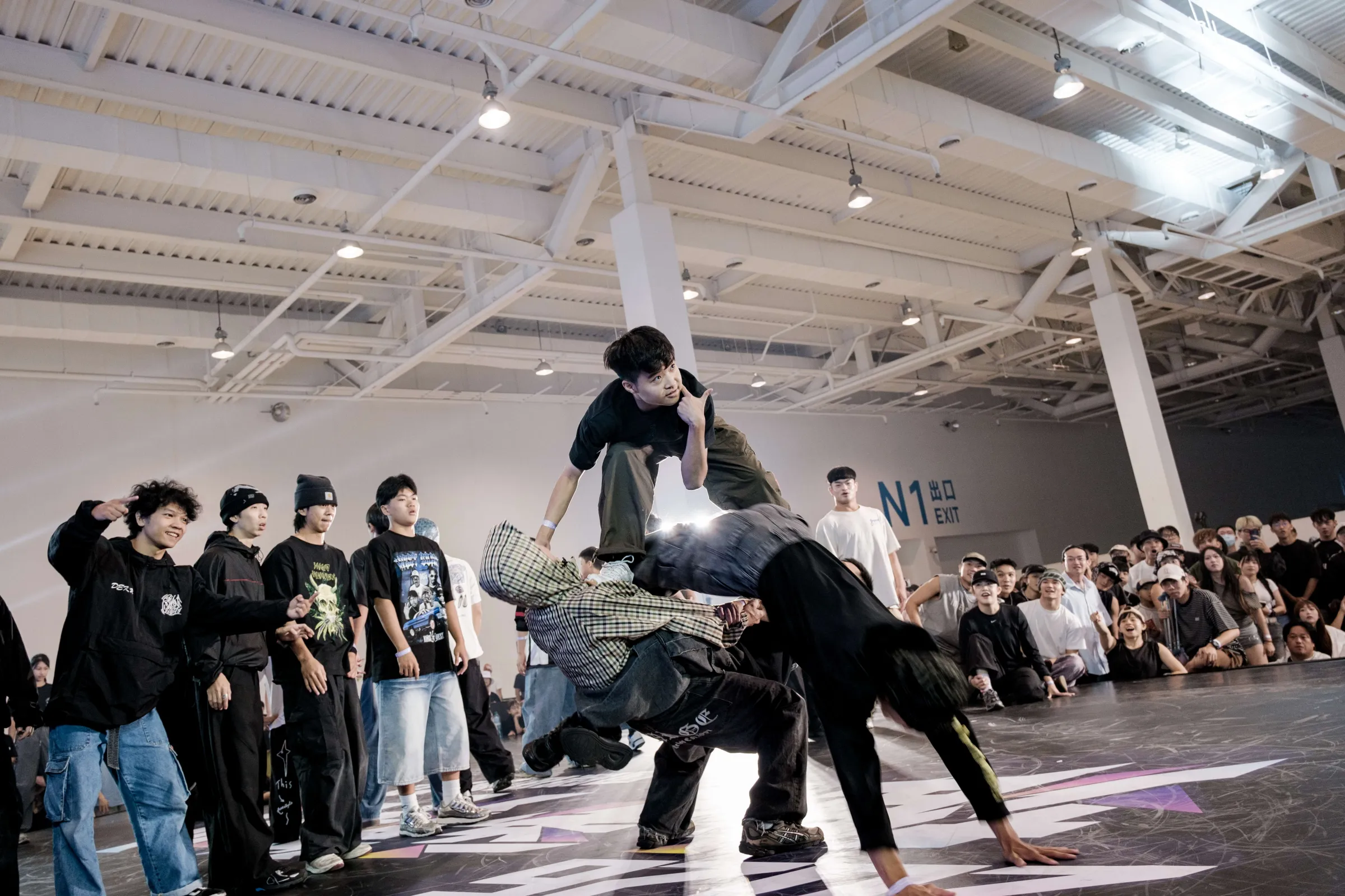Breaking Crew Battle舞團大秀組合技，為求獲得評審親睞。（圖/高市青年局提供）