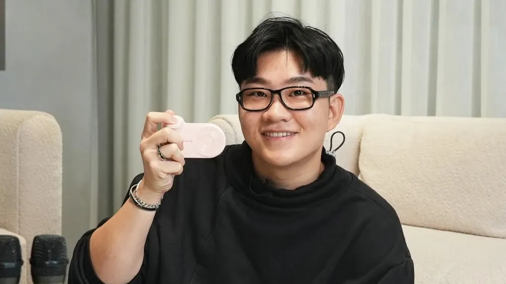 百萬YouTuber Joeman與前女友蕭伊分手風波持續延燒，女方昨（16）日再爆交往近2年內幕，指控男方交往期間說謊、私約AV女優、隱瞞神祕女網紅，更公開凌晨3點煮牛肉麵等「PUA」對話，5大爭議一次看懂。（圖／翻攝自Joeman臉書）