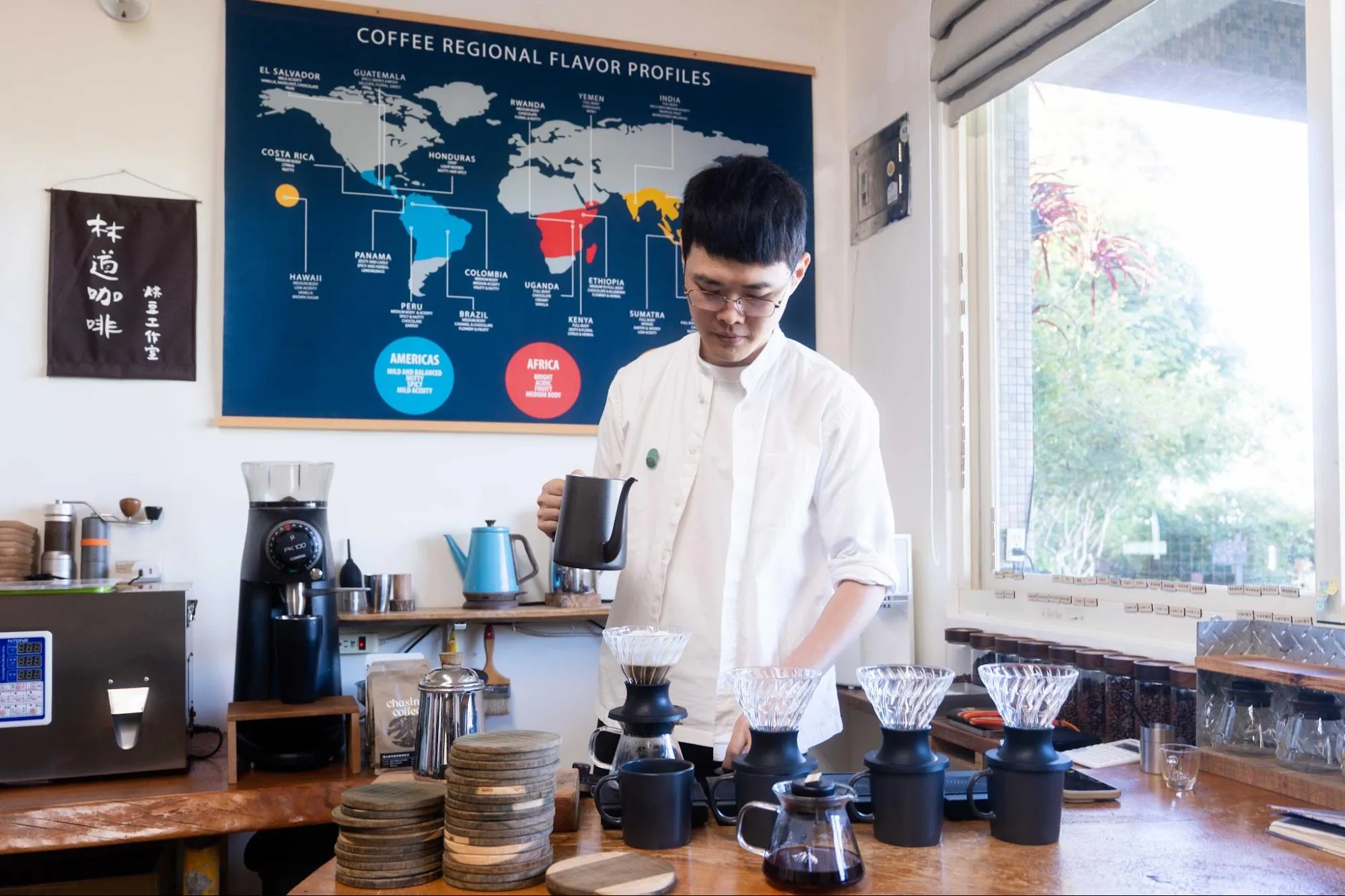進到林道咖啡，一次可試飲八種風味的自家烘焙咖啡，再依偏好選購咖啡豆。目前烘豆工作室由二代 Eason 主責經營。（攝影／樊乃銓）