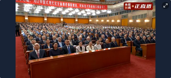 江澤民孫輩也出現在紀念大會現場。直播畫面顯示，左三為江澤民的長孫江誌成，右三為江澤民的孫女江誌雲。/翻攝自中國央視直播視頻截圖