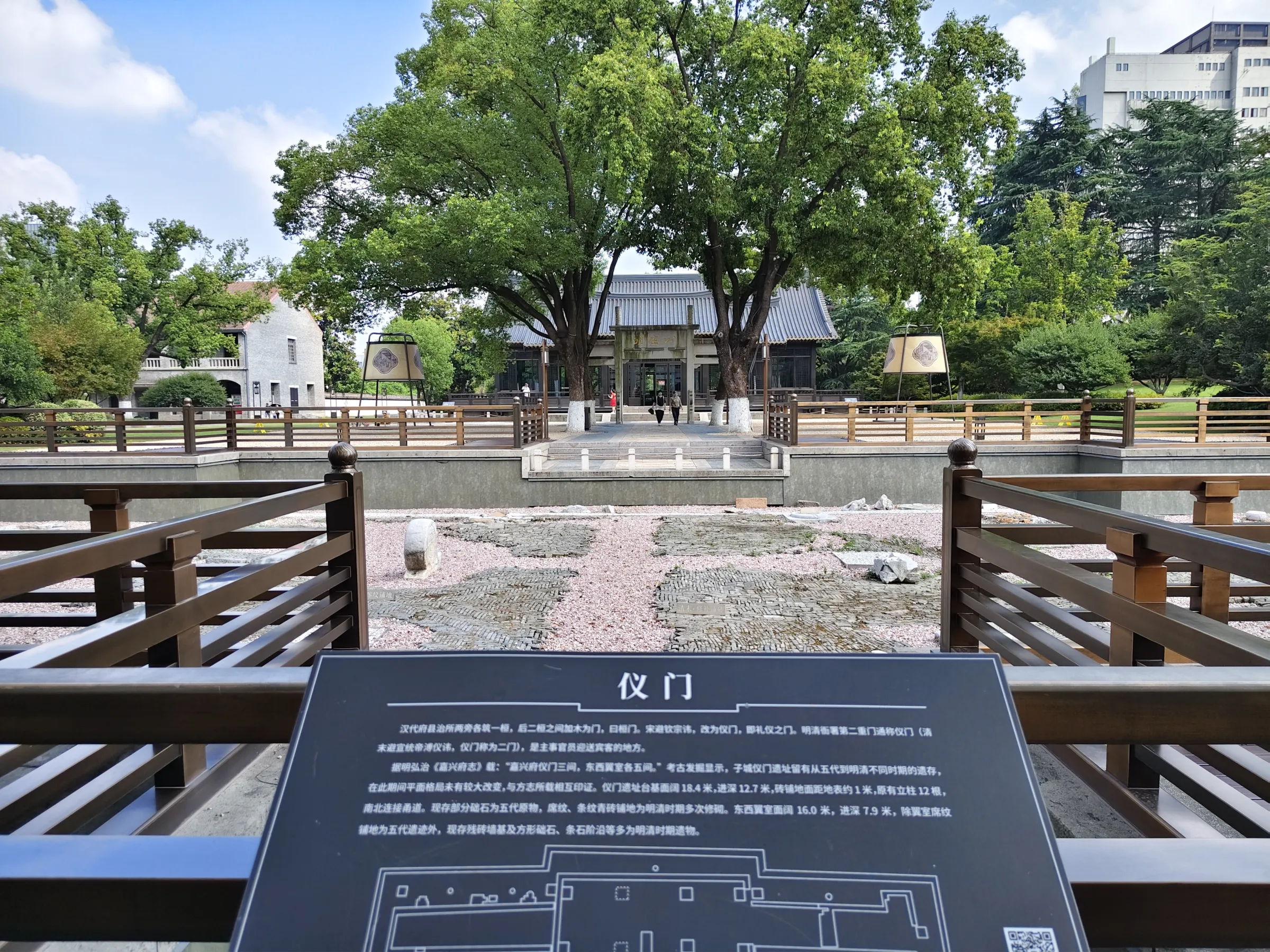 嘉興子城遺址公園內的儀門，那時官員們經此處入官署內必須先整理儀容。地上留有從五代到明清時期不同的遺存，包括五代時席紋鋪地磚，清晰可見。(圖/作者攝)