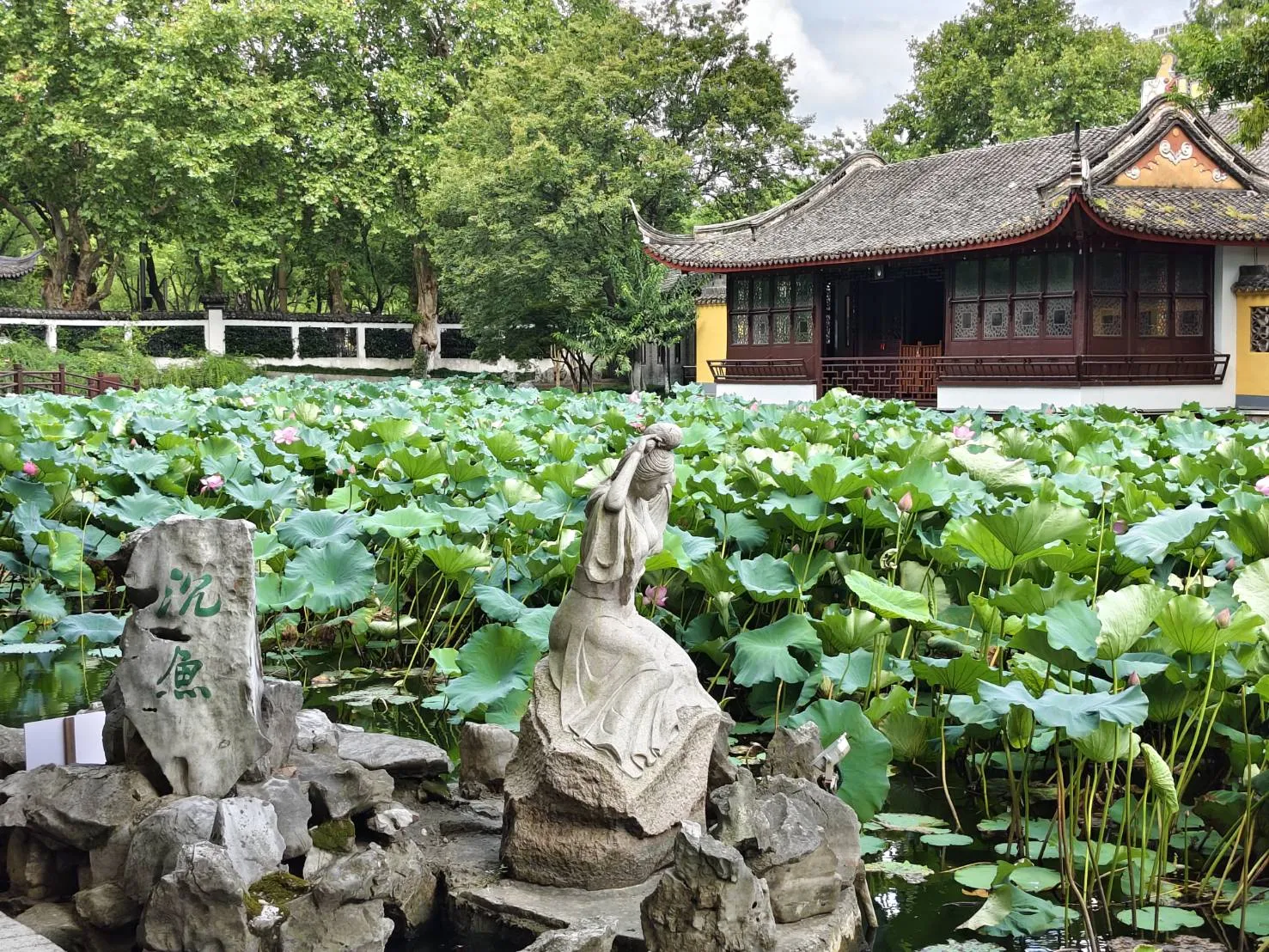 范蠡湖內有西施妝台(范蠡祠)和金明寺等建築，始建於宋代並經多次興廢，現存建築是清光緒時重建，1986年嘉興市政府全面整治修繕，裡面還有西施正在梳洗狀的石雕。(圖/作者攝)