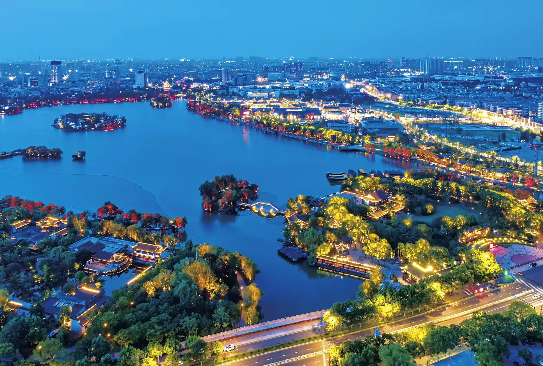 浙江嘉興市為著名江南水鄉，擁有豐富吳越文化，城市規劃清新富活力，夜景別具魅力。(圖/作者提供)