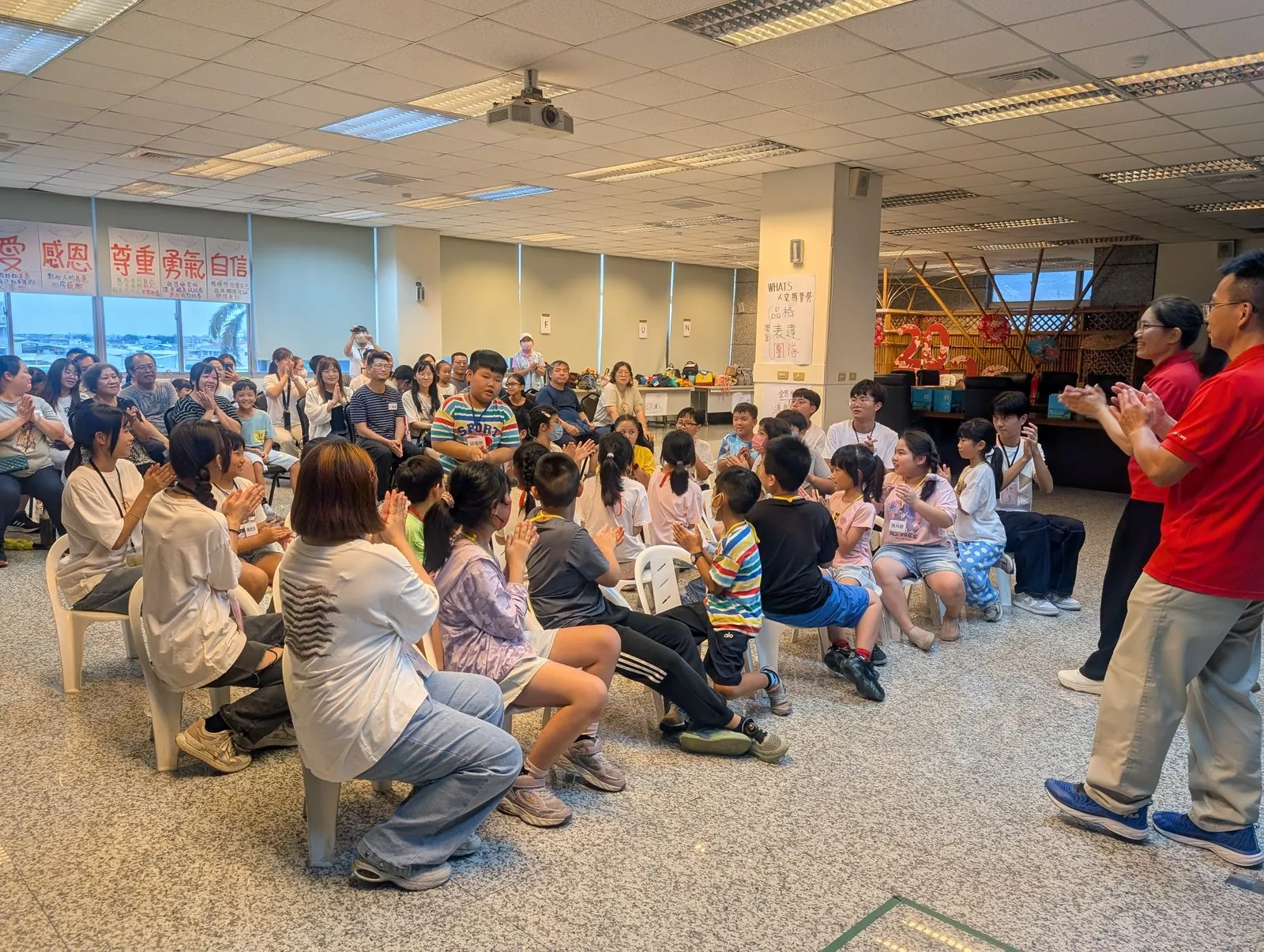 2026人文品格夏令營在頂新大樓圓滿結業！現場洋溢著歡笑與掌聲，氣氛溫馨。(頂新和德文教基金會提供)