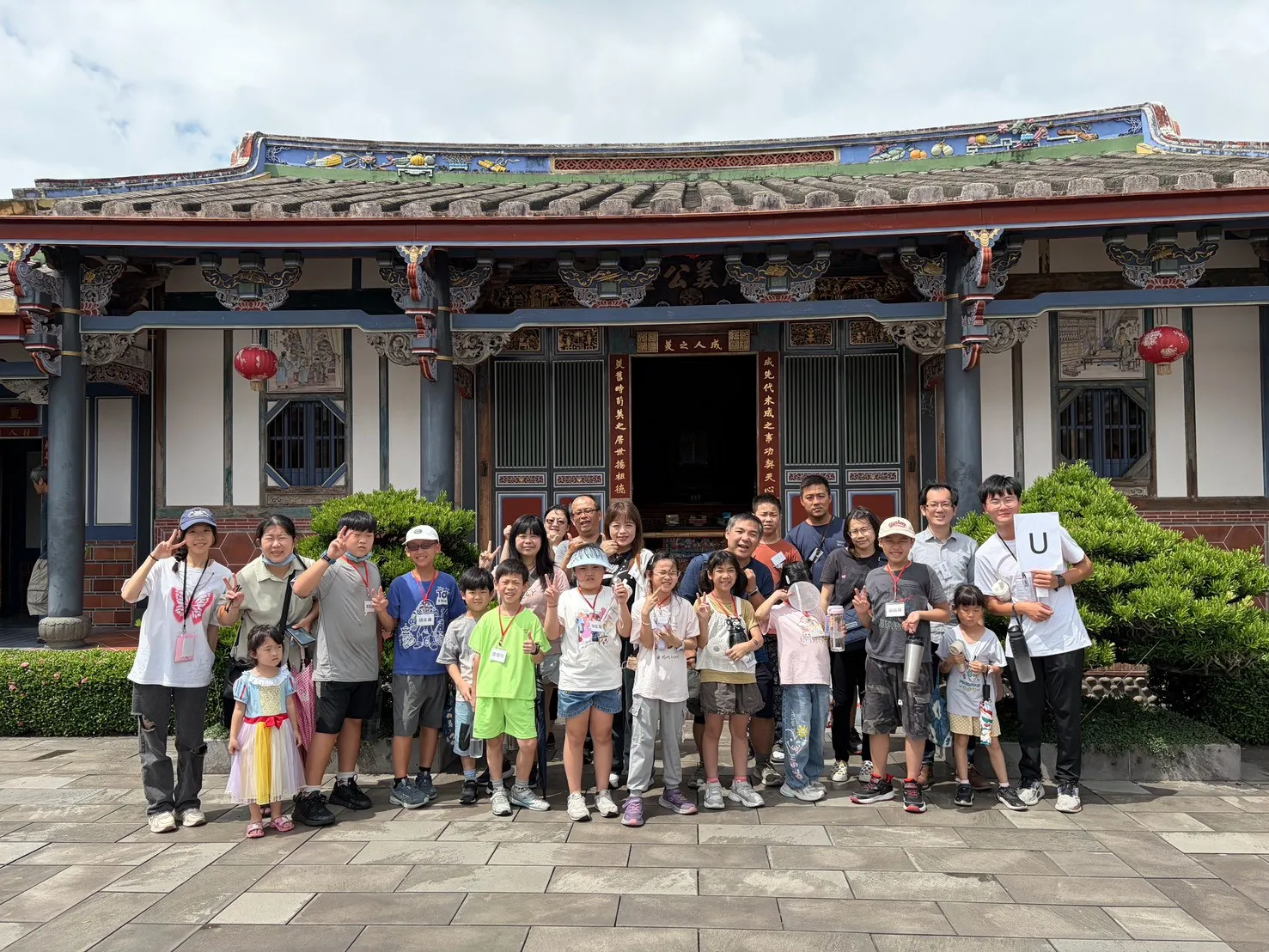 2026人文品格夏令營學員於成美文化園為家長導覽，展現營隊學習成果。(頂新和德文教基金會提供)