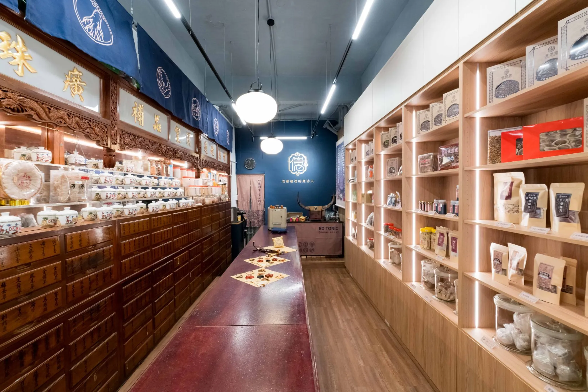 從更名、翻新店面、LOGO設計開始，億德堂不再只是一間無名老藥房。圖/新北市政府青年局提供