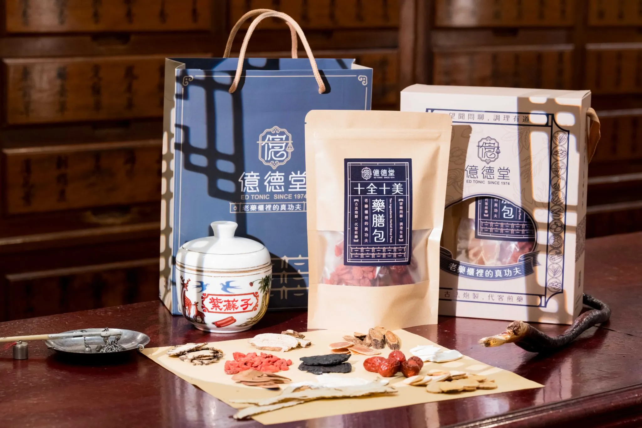億德堂保留傳統炮製與手工製丸技藝，從選材到代客煎藥都是真功夫。圖/新北市政府青年局提供
