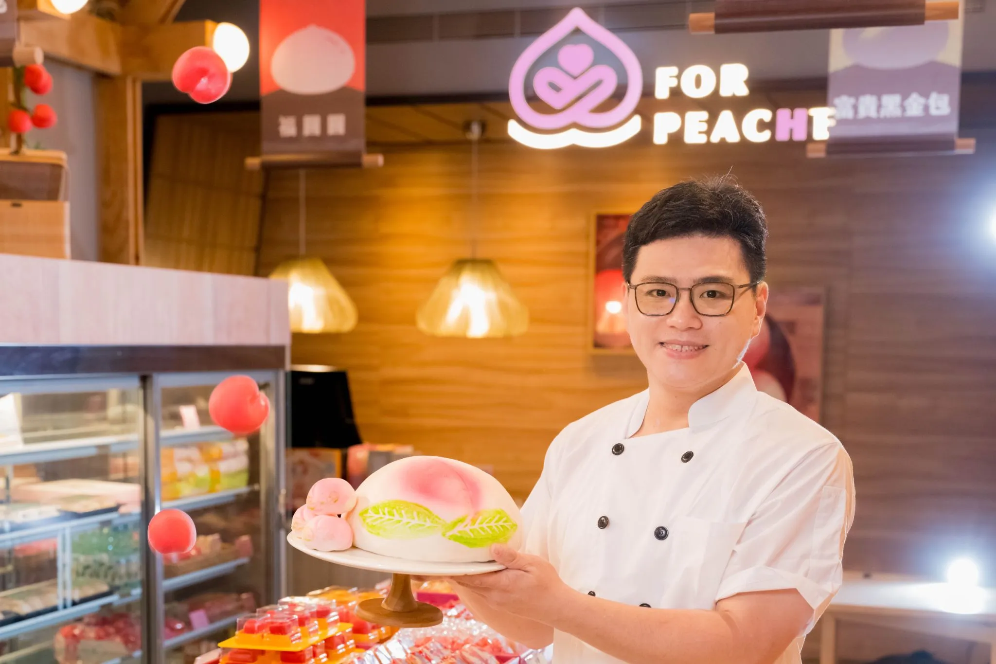 和平壽桃店主江坤達期待透過更多元的推廣策略，賦予壽桃新生命。圖/新北市政府青年局提供
