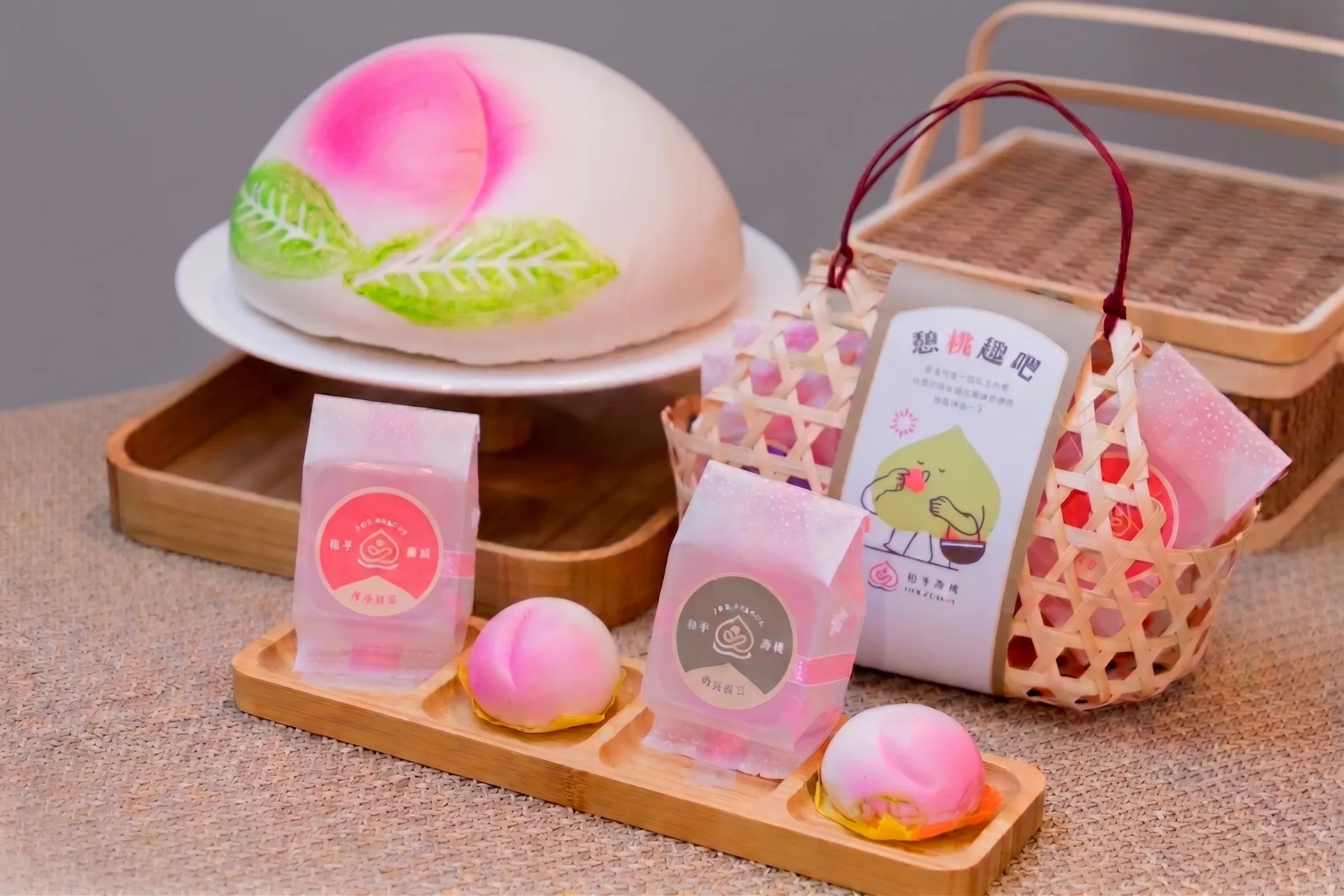 和平壽桃首創創意子母壽桃，還有各種不同口味、造型的壽桃與蛋糕。圖/新北市政府青年局提供