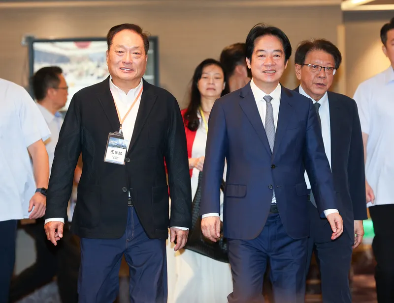 賴總統出席台灣永續碳權ESG論壇（1） 總統賴清德（前右）18日上午由東森集團總裁王令麟（前左）等人陪同，在台北出席2026台灣永續碳權ESG論壇。中央社記者謝佳璋攝115年8月18日