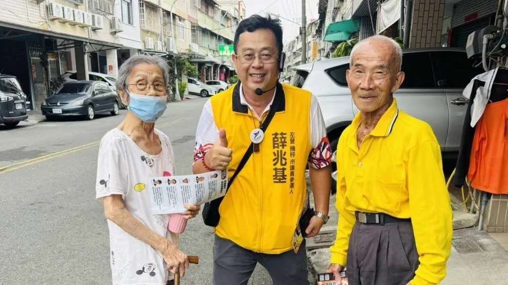 30個月，深入基層，薛兆基傾聽民意，和88歲歐吉尚及101歲的人瑞阿嬤，閒話家常，談城市進步的提升和改善。（圖/薛兆基服務處提供）