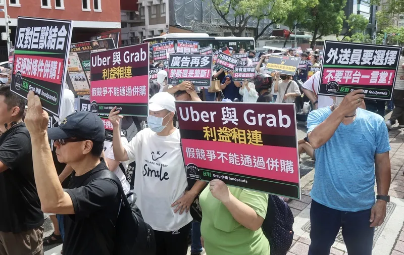 外送工會籲公平會否決Grab併購案（1） 全國外送產業工會等團體18日在公平交易委員會前舉行記者會，針對外送平台Grab併購foodpanda表達強烈反對立場，眾人手舉標語、高呼口號。中央社記者張皓安攝115年8月18日