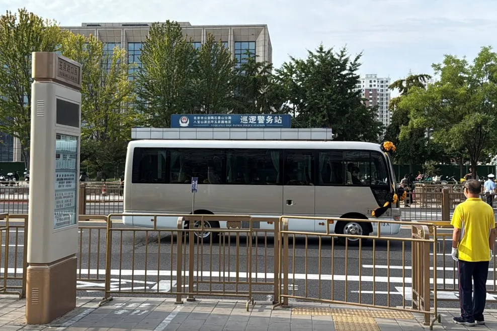 一輛相信載著朱鎔基遺體的車輛18日上午往北京八寶山公墓的方向駛去。（路透社）