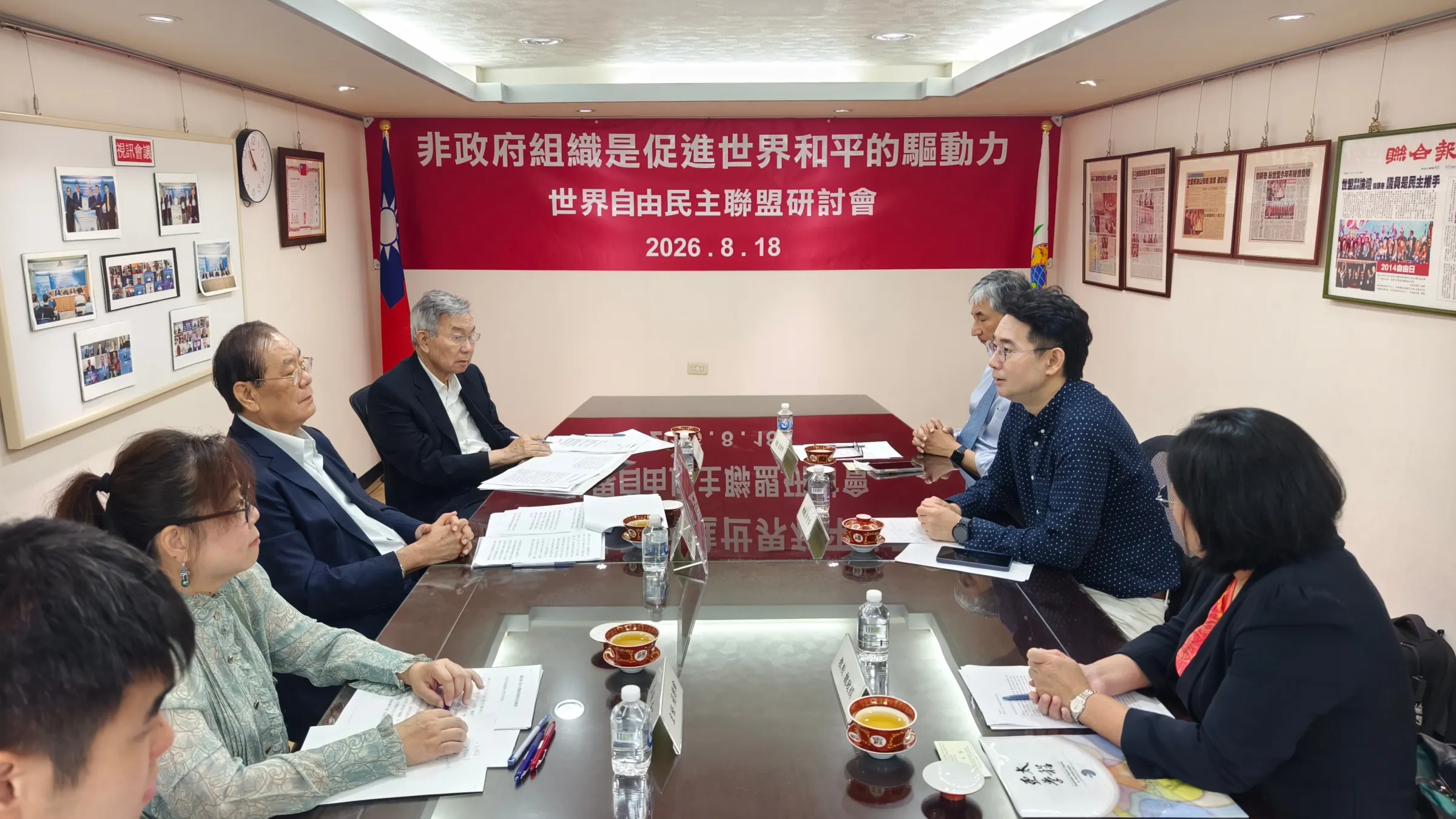 與會學者就臺海和平、跨國協力及青年參與交換意見，強調非政府組織可搭建溝通平台並降低衝突風險。（圖／世界自由民主聯盟提供）