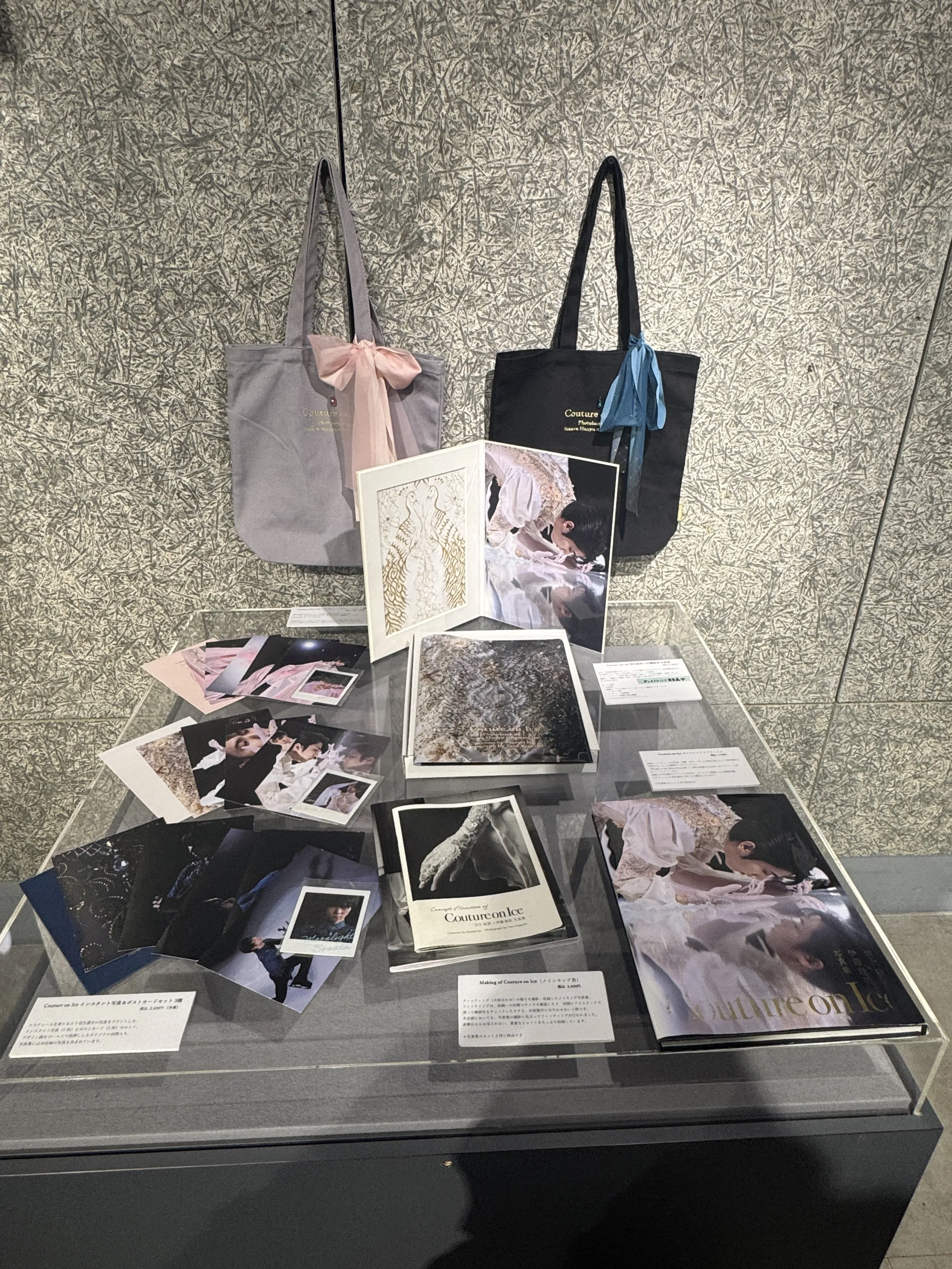 羽生結弦と伊藤聡美による写真集の出版記念展が開かれ、競技度外視の特別な衣装の展示とともに、伊藤氏が制作の裏側や羽生の類まれな表現力、自身のパリでのファッションショー開催について語った。黃信維