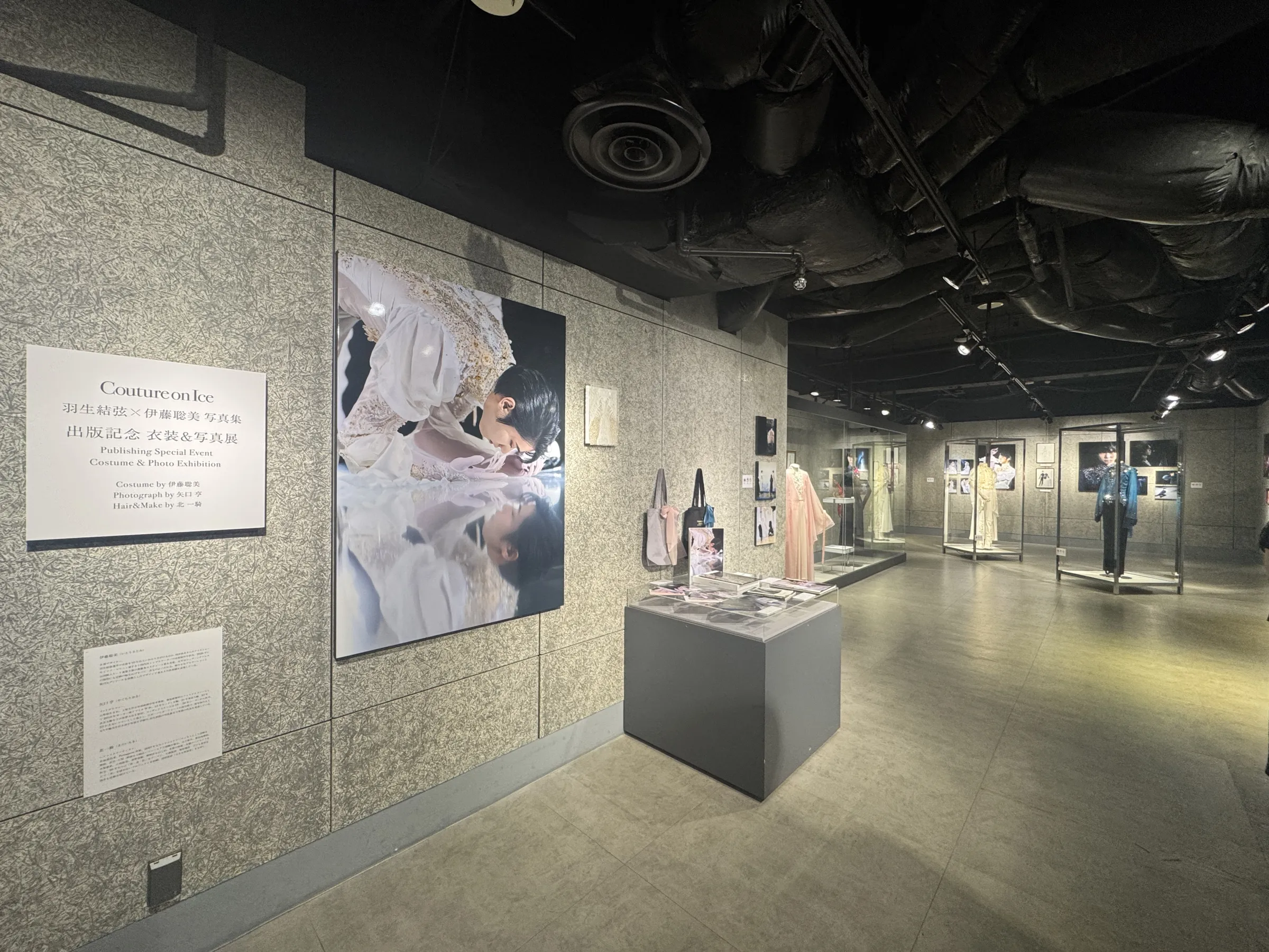 羽生結弦と伊藤聡美による写真集の出版記念展が開かれ、競技度外視の特別な衣装の展示とともに、伊藤氏が制作の裏側や羽生の類まれな表現力、自身のパリでのファッションショー開催について語った。黃信維