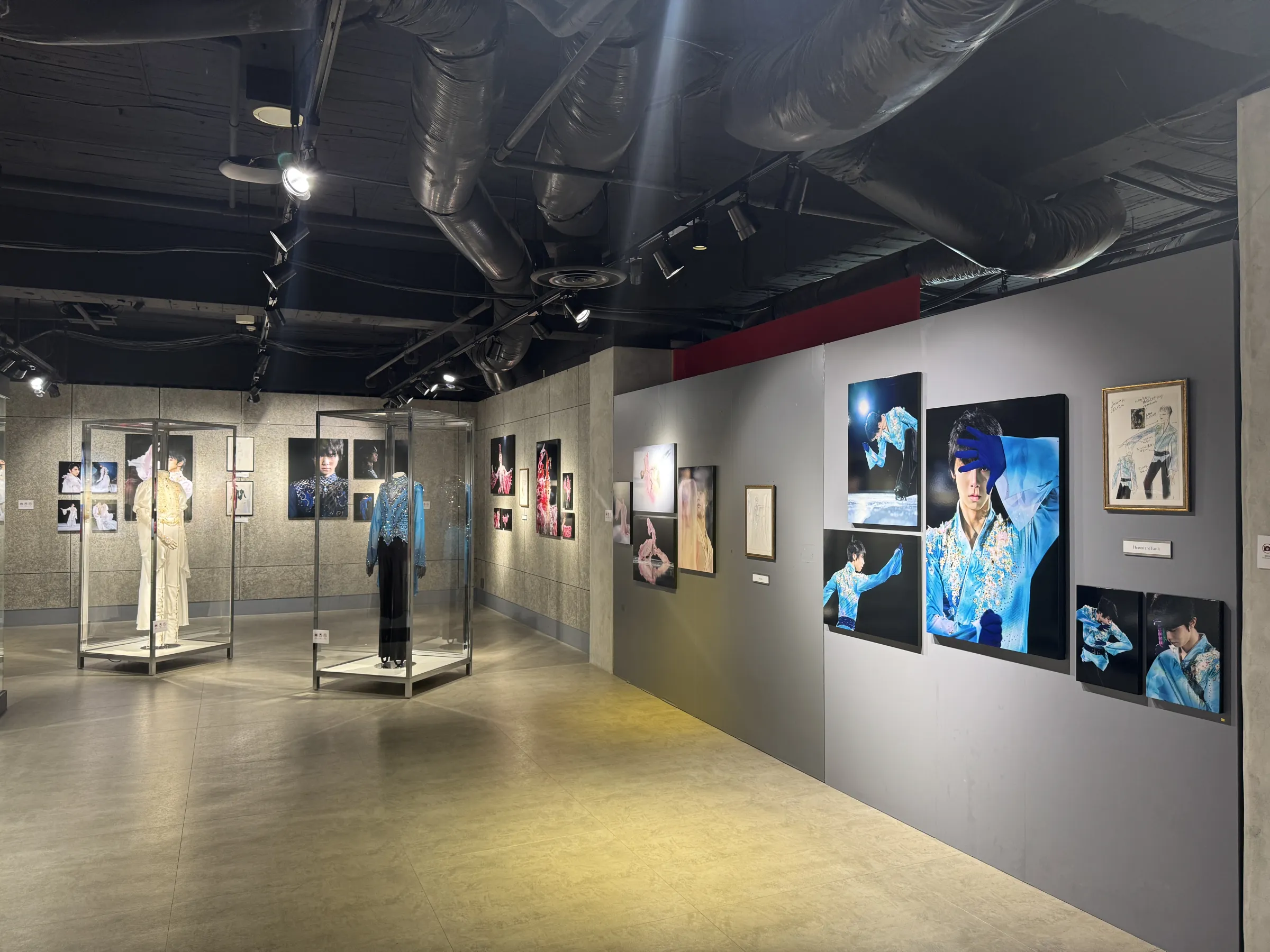 羽生結弦と伊藤聡美による写真集の出版記念展が開かれ、競技度外視の特別な衣装の展示とともに、伊藤氏が制作の裏側や羽生の類まれな表現力、自身のパリでのファッションショー開催について語った。黃信維