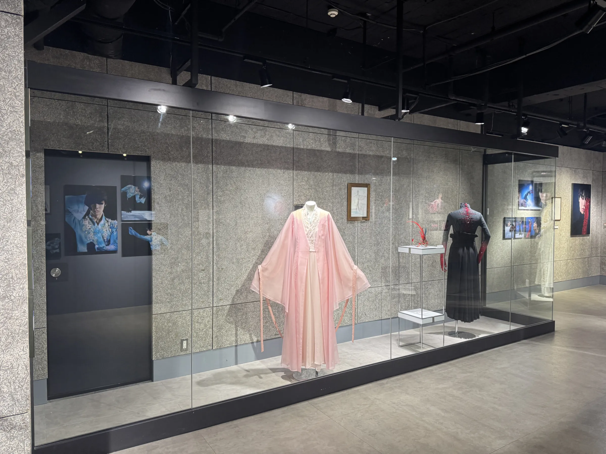 羽生結弦と伊藤聡美による写真集の出版記念展が開かれ、競技度外視の特別な衣装の展示とともに、伊藤氏が制作の裏側や羽生の類まれな表現力、自身のパリでのファッションショー開催について語った。黃信維