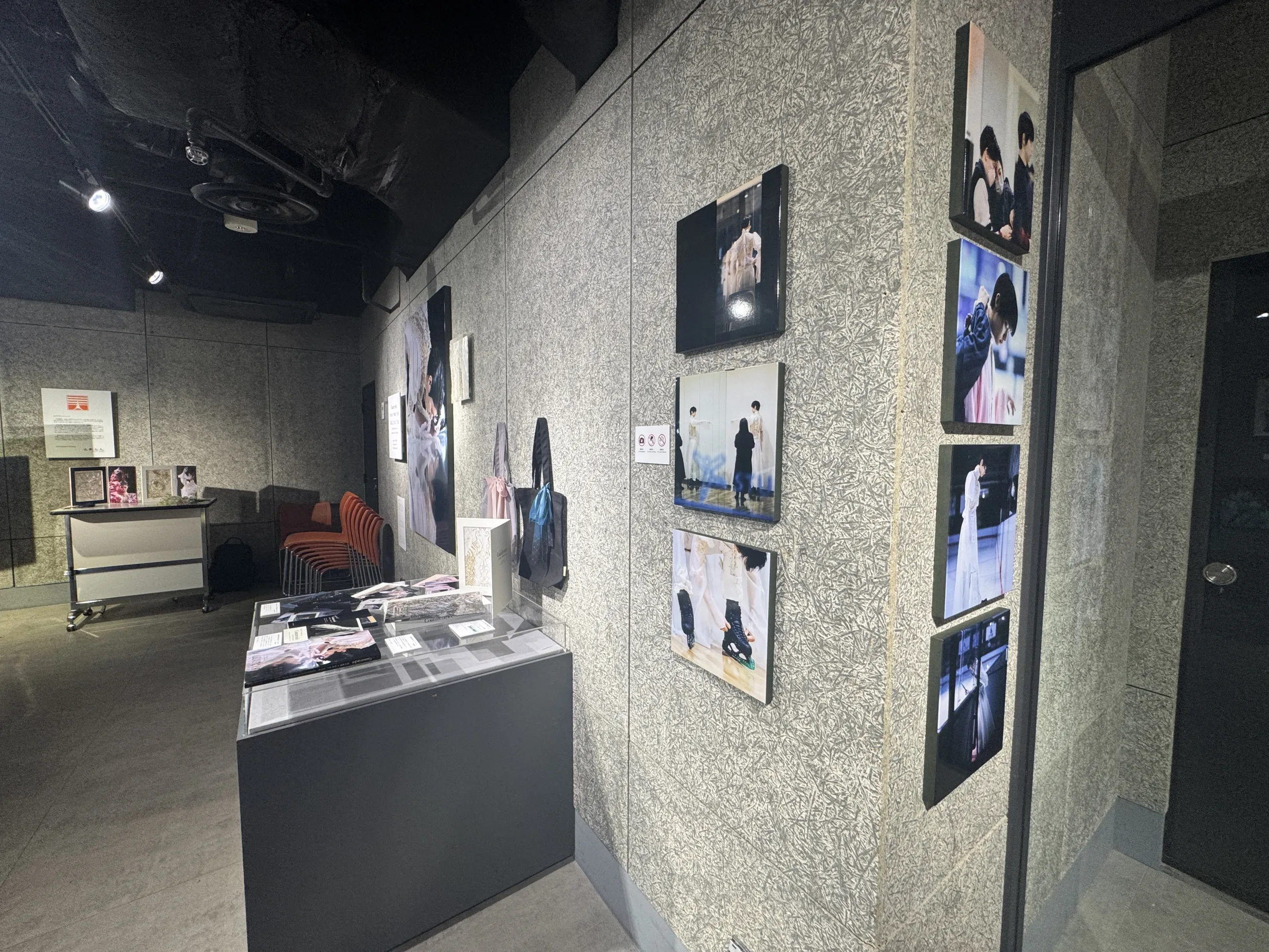 羽生結弦と伊藤聡美による写真集の出版記念展が開かれ、競技度外視の特別な衣装の展示とともに、伊藤氏が制作の裏側や羽生の類まれな表現力、自身のパリでのファッションショー開催について語った。黃信維