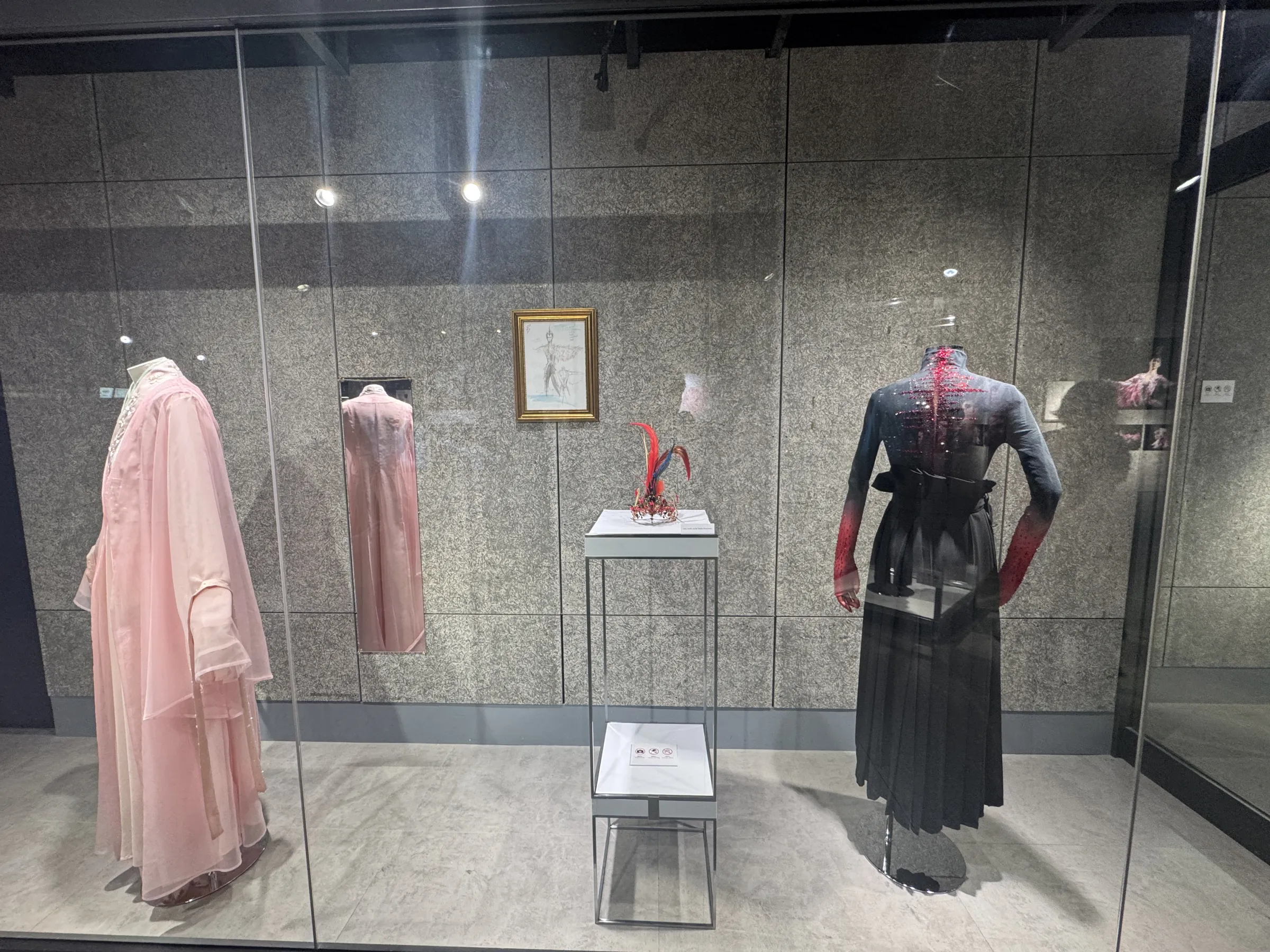 羽生結弦と伊藤聡美による写真集の出版記念展が開かれ、競技度外視の特別な衣装の展示とともに、伊藤氏が制作の裏側や羽生の類まれな表現力、自身のパリでのファッションショー開催について語った。黃信維
