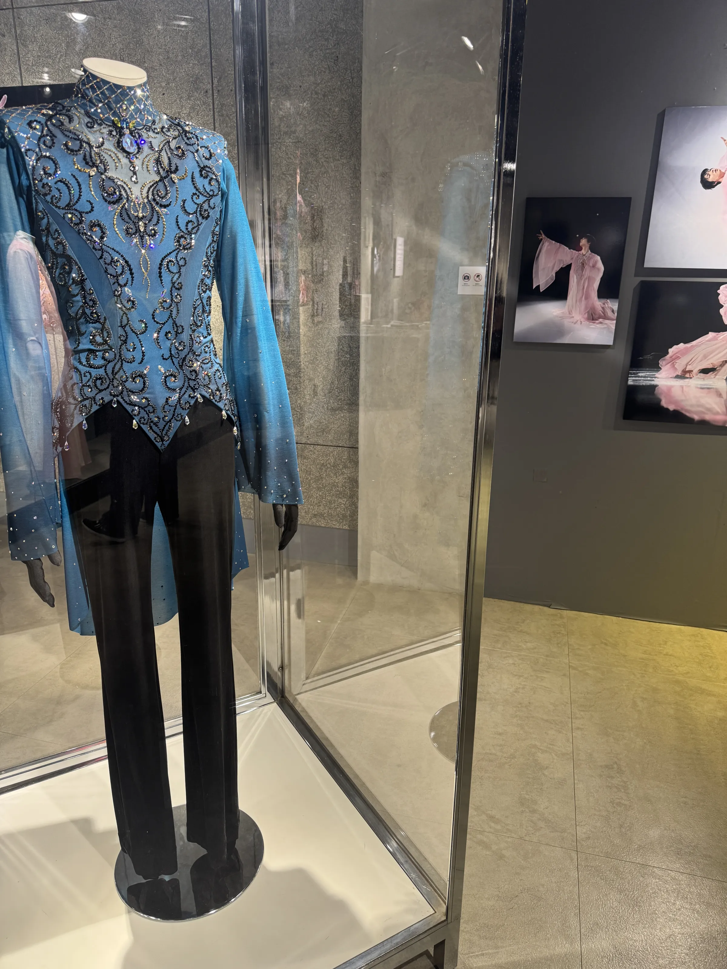 羽生結弦と伊藤聡美による写真集の出版記念展が開かれ、競技度外視の特別な衣装の展示とともに、伊藤氏が制作の裏側や羽生の類まれな表現力、自身のパリでのファッションショー開催について語った。黃信維
