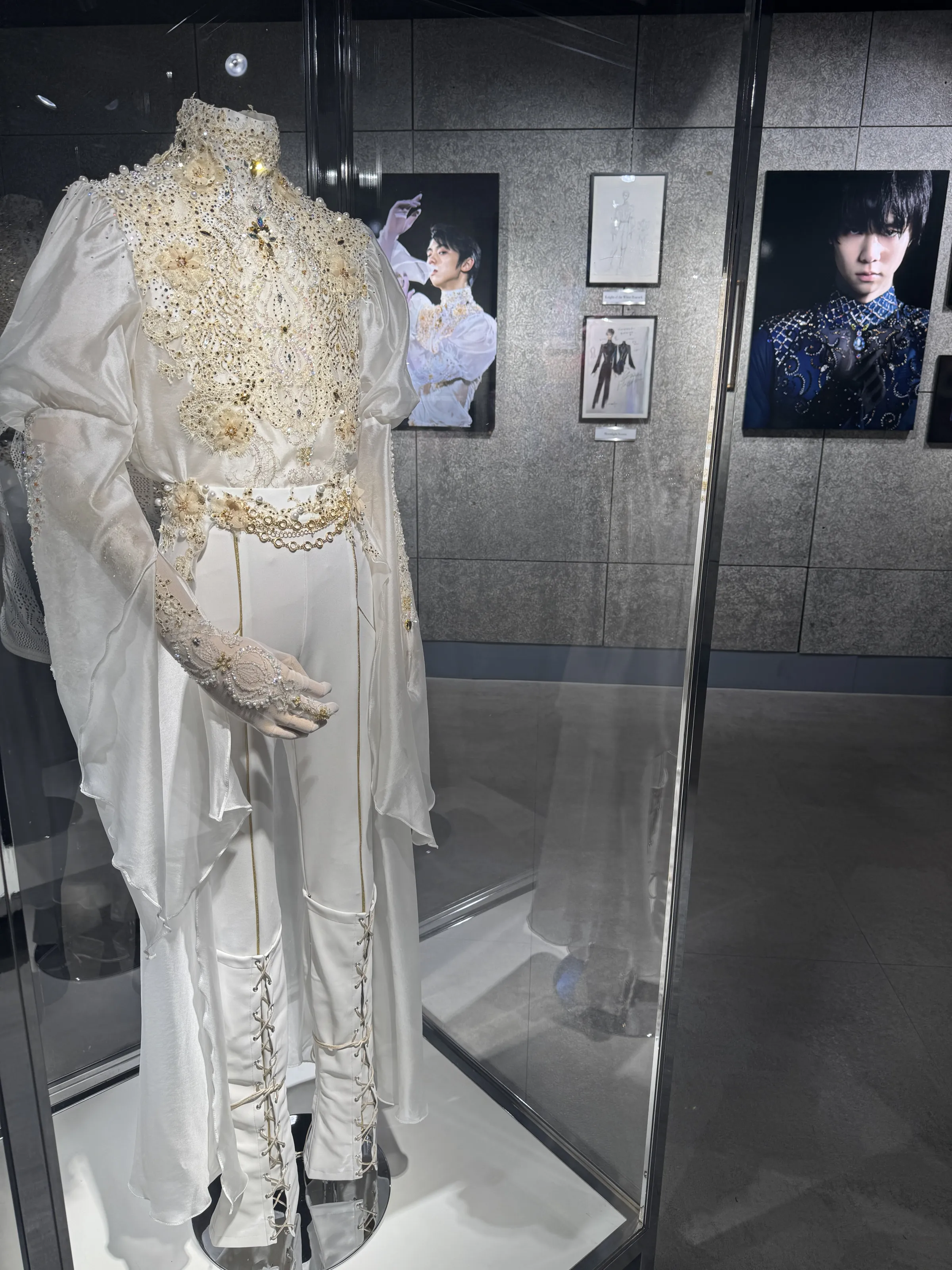 羽生結弦と伊藤聡美による写真集の出版記念展が開かれ、競技度外視の特別な衣装の展示とともに、伊藤氏が制作の裏側や羽生の類まれな表現力、自身のパリでのファッションショー開催について語った。黃信維